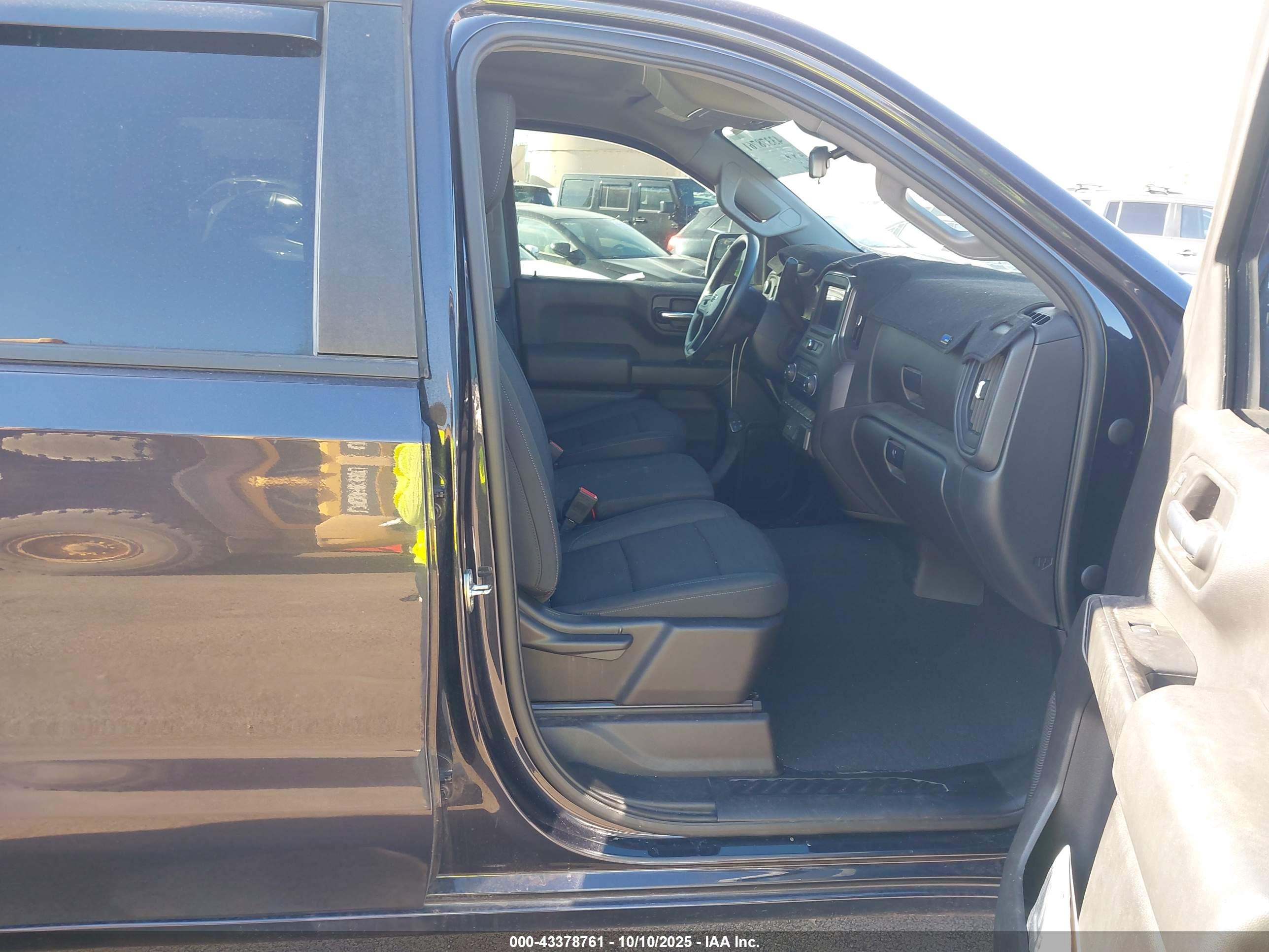CHEVROLET SILVERADO image 5