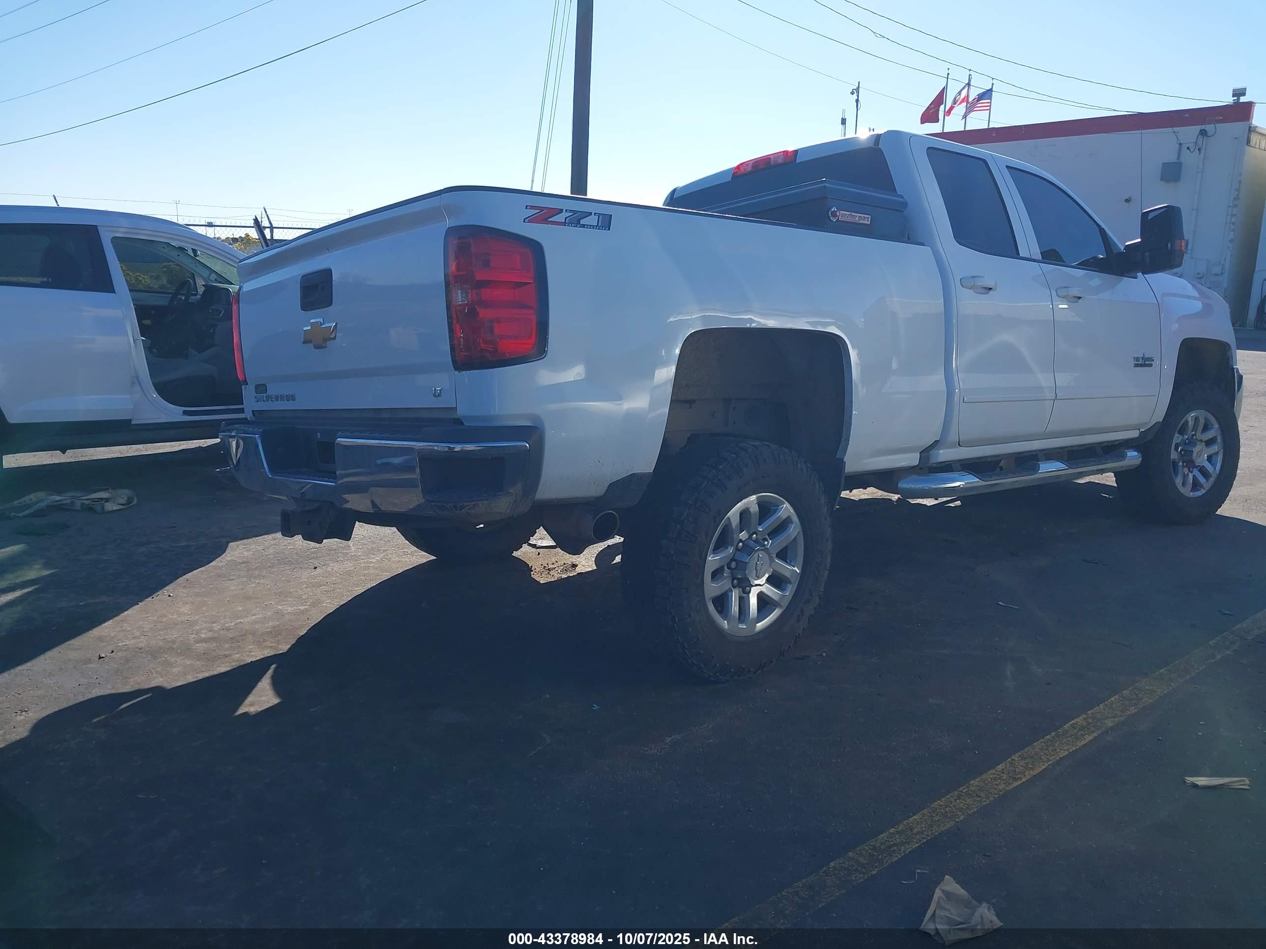 CHEVROLET SILVERADO image 4