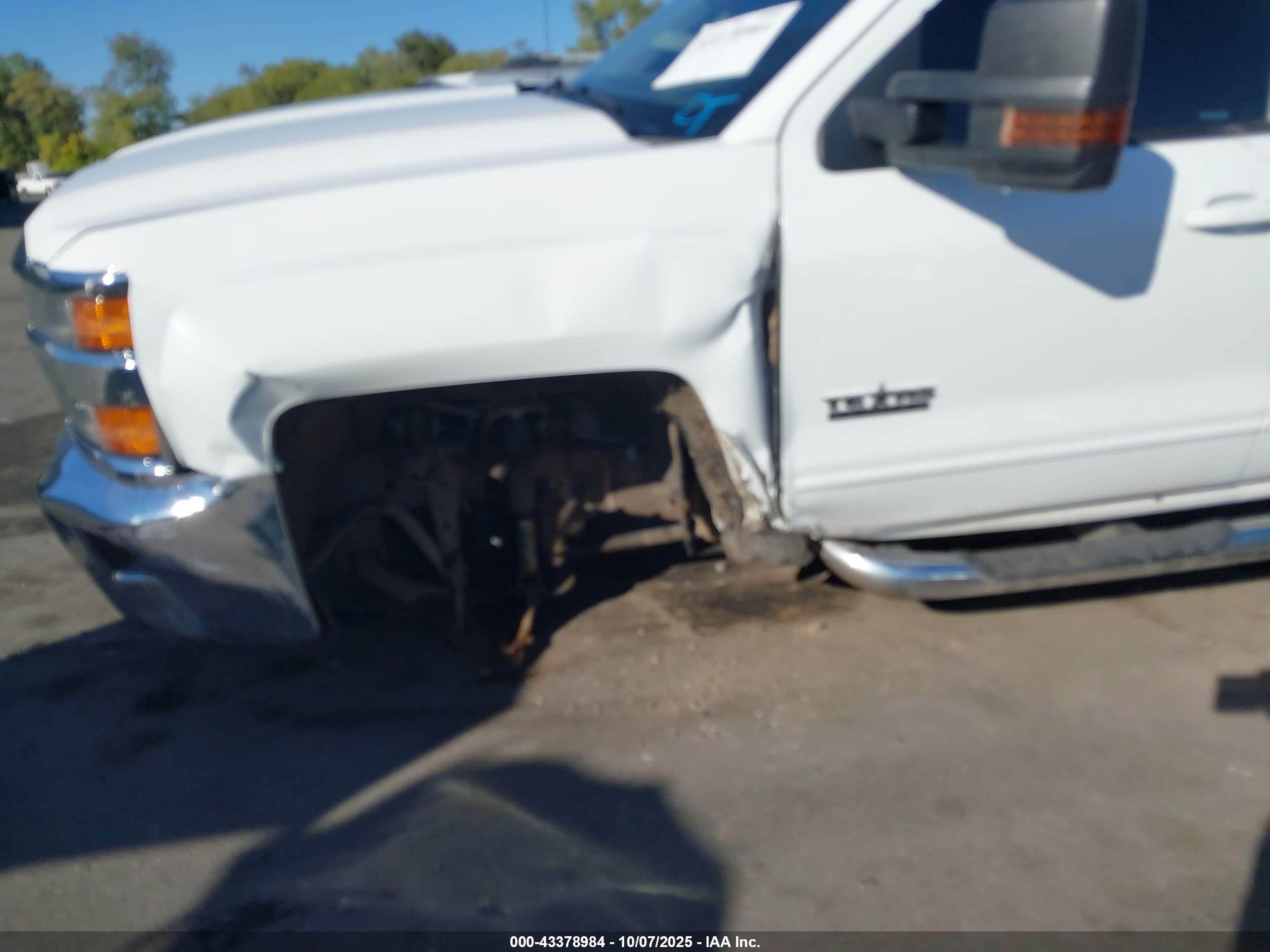 CHEVROLET SILVERADO image 6