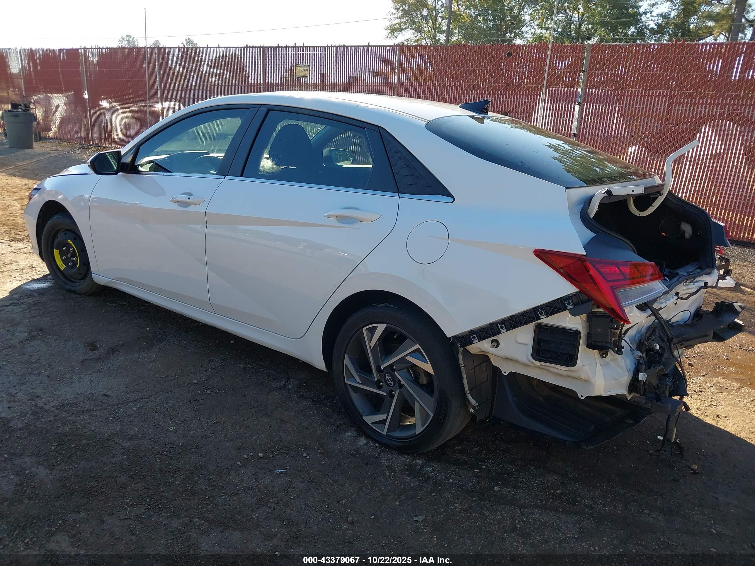 HYUNDAI ELANTRA image 3