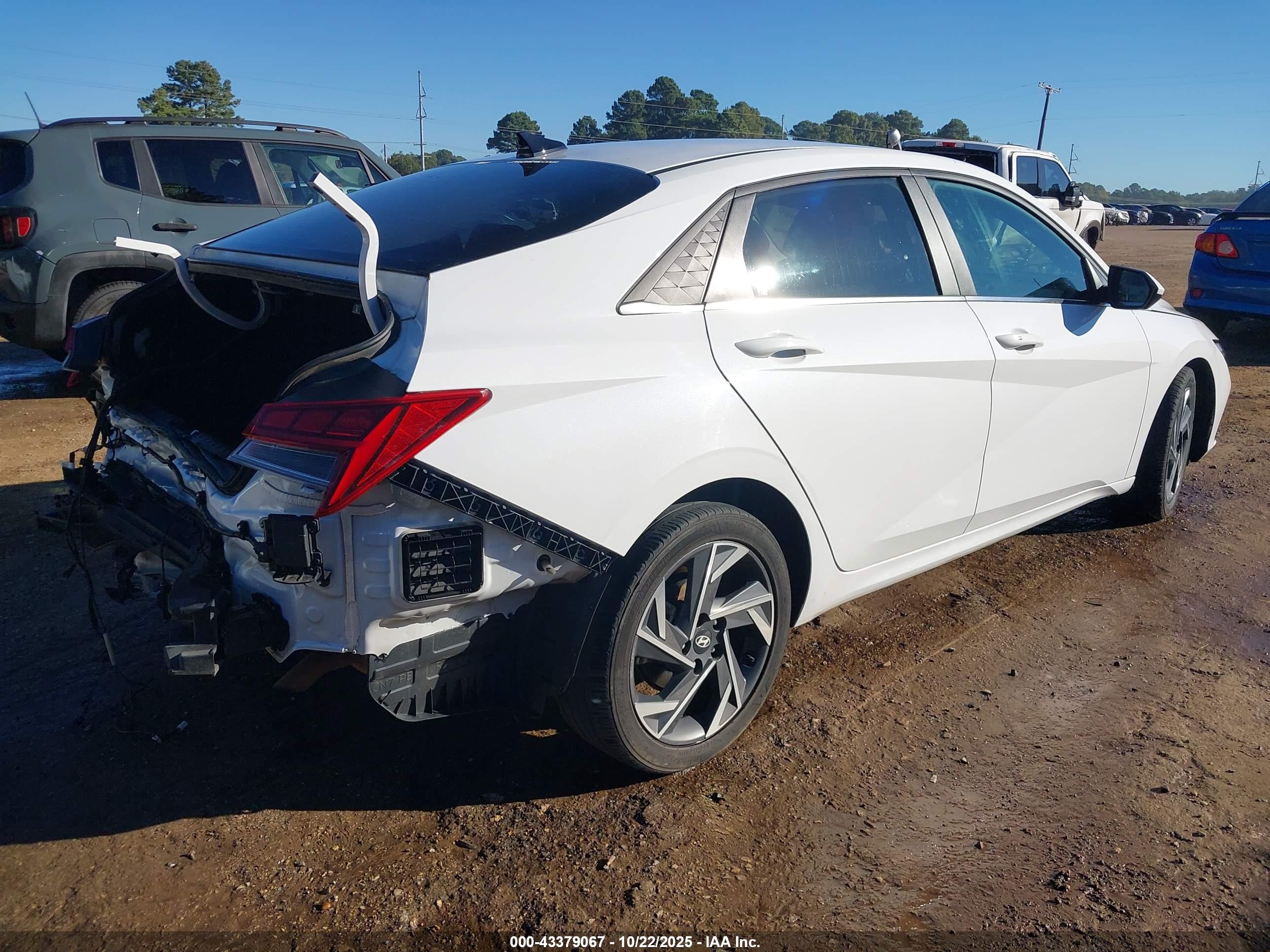 HYUNDAI ELANTRA image 4