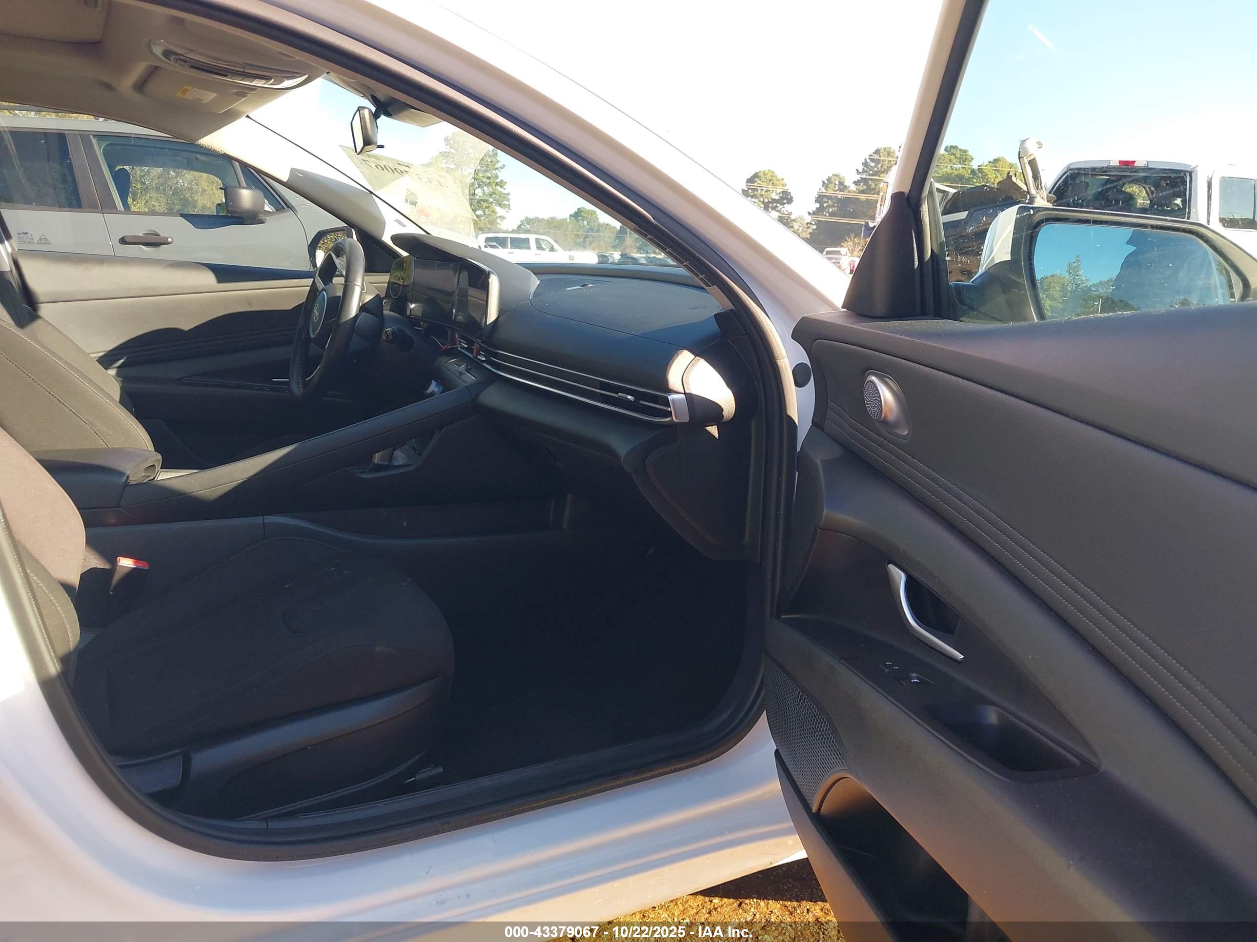HYUNDAI ELANTRA image 5