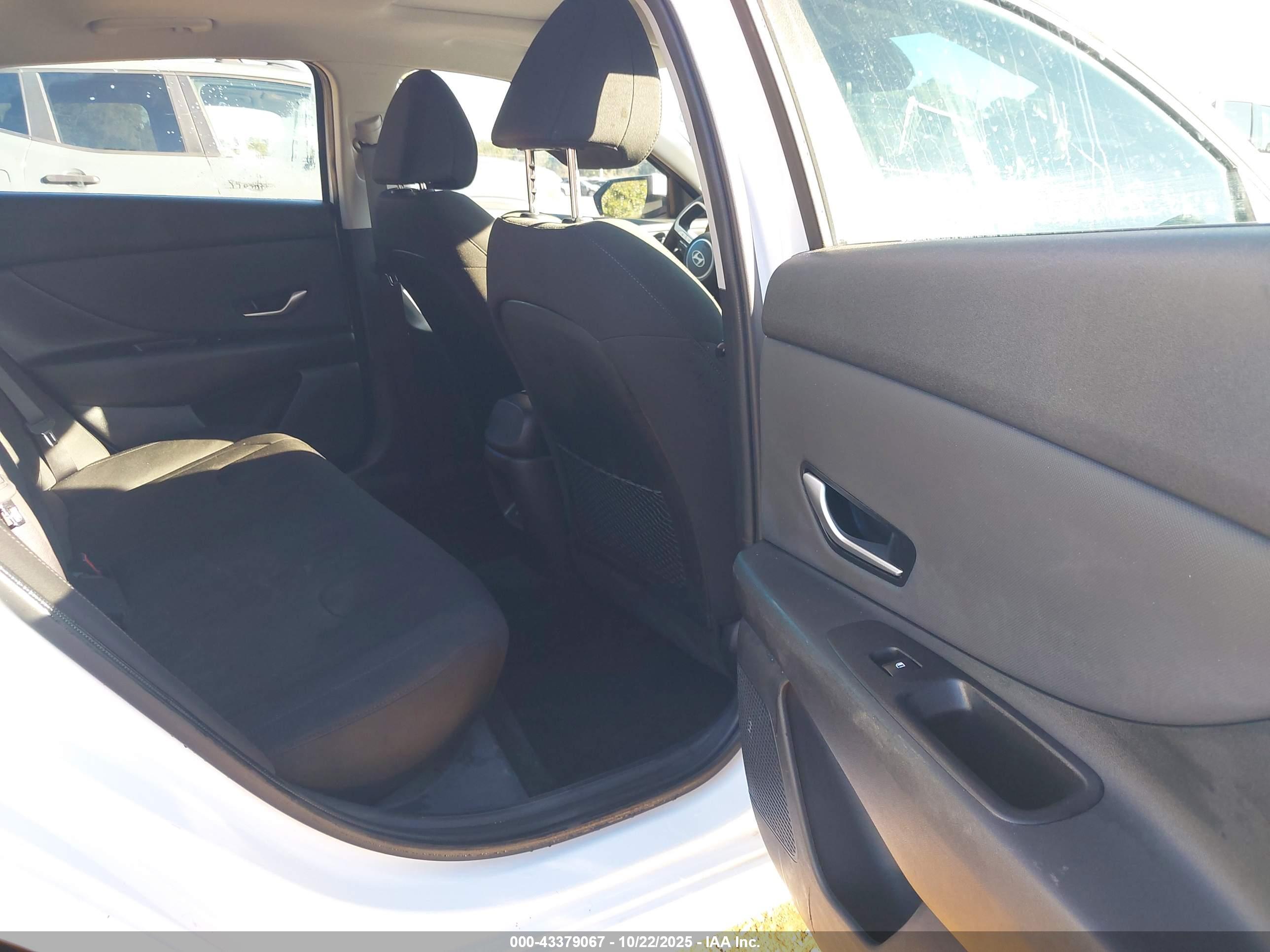 HYUNDAI ELANTRA image 8