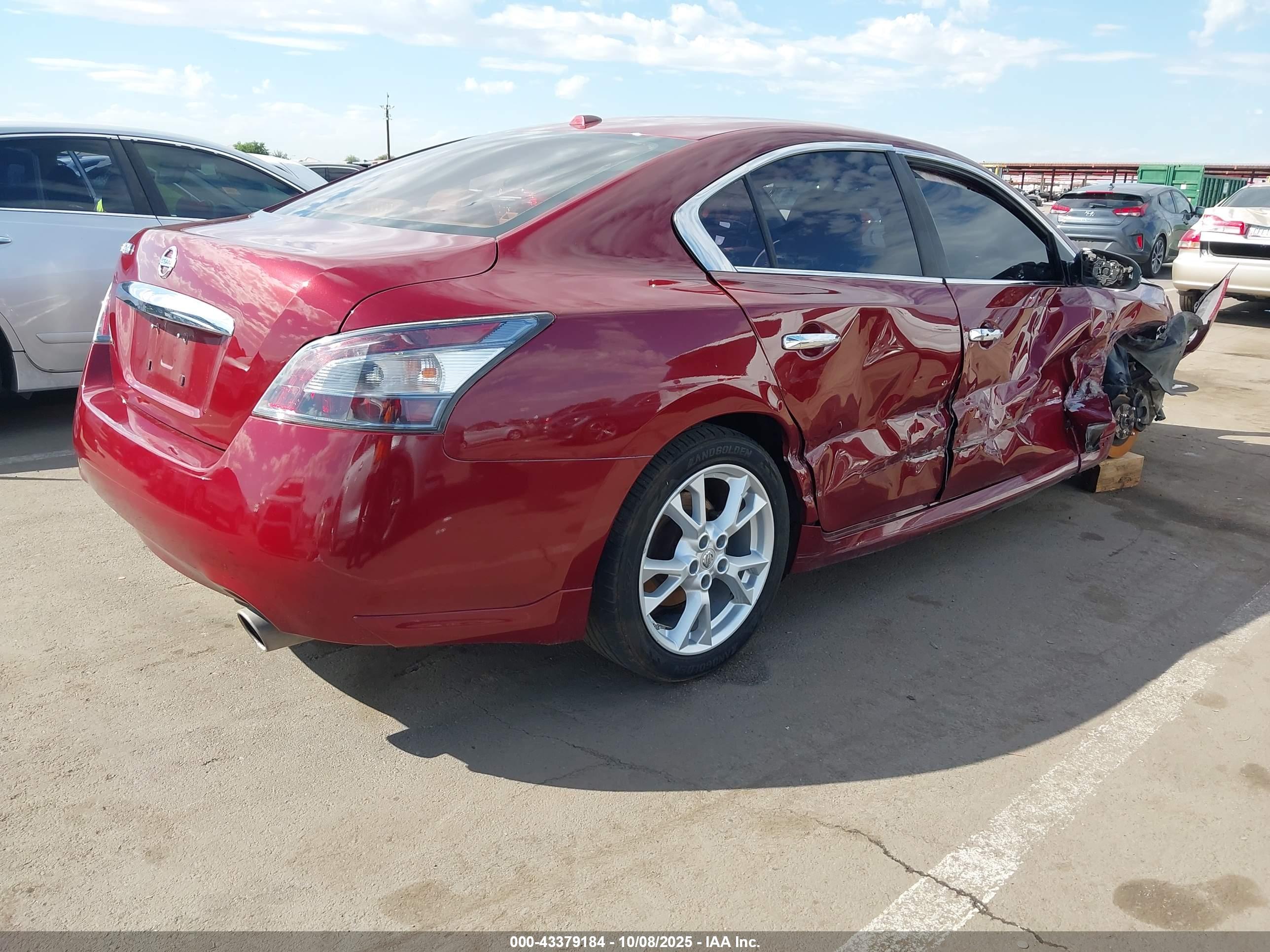 NISSAN MAXIMA image 4