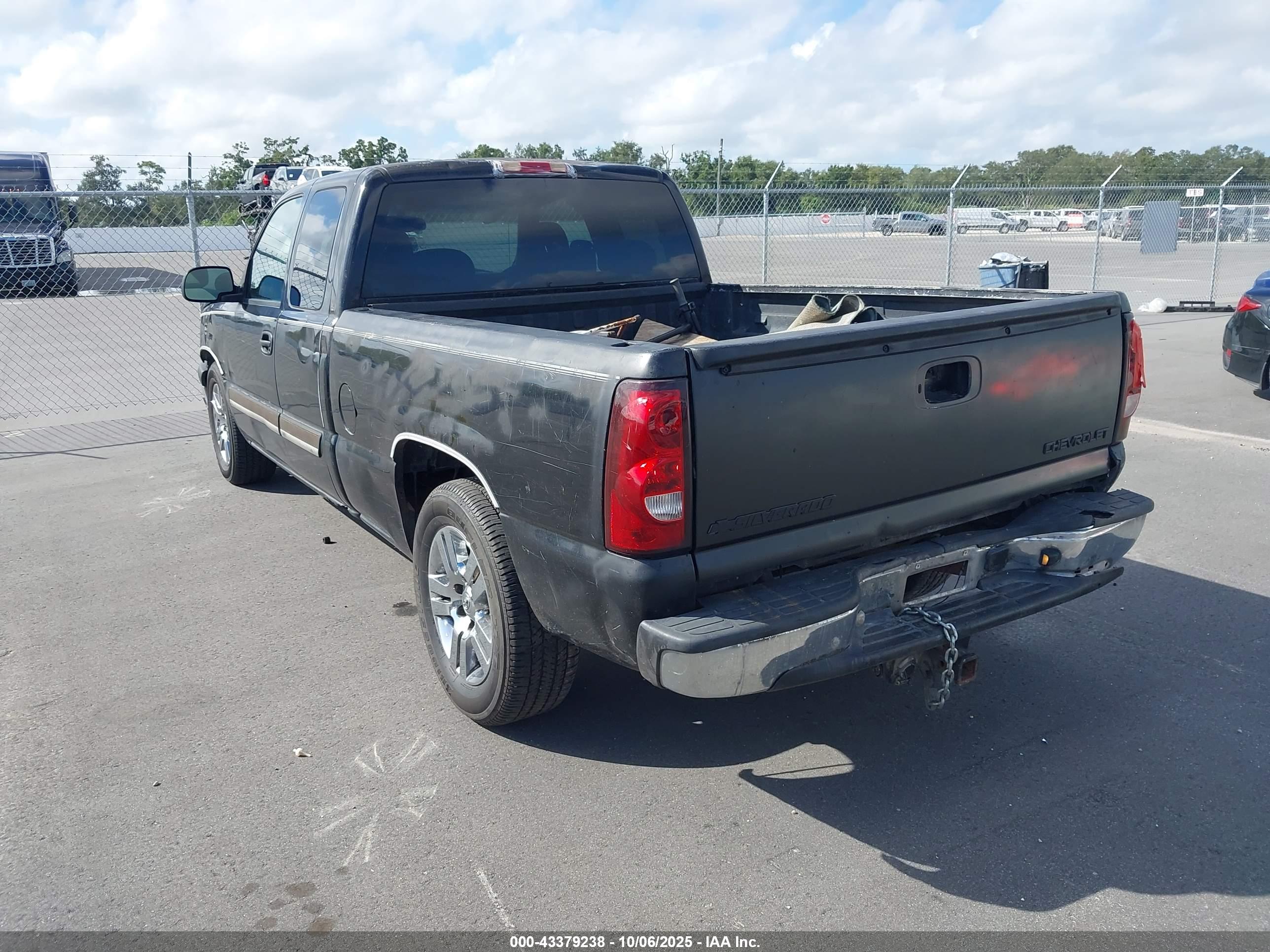 CHEVROLET SILVERADO image 3