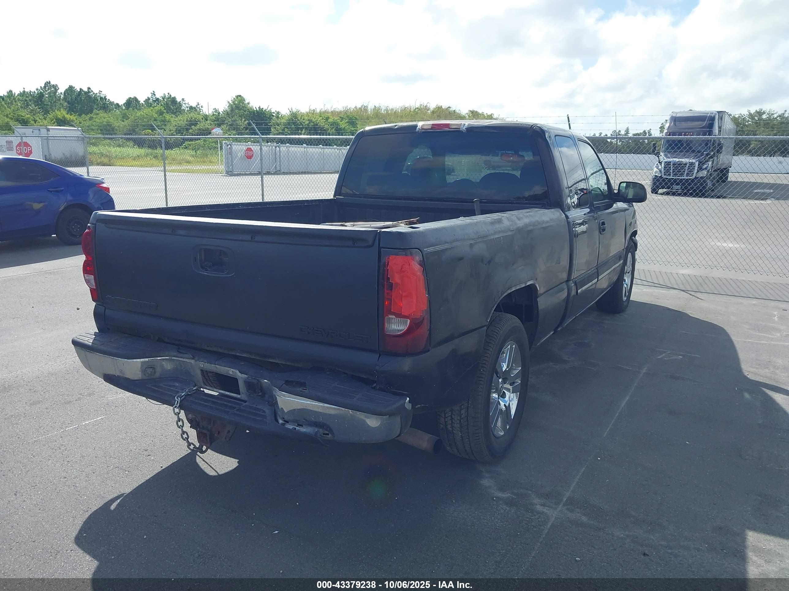 CHEVROLET SILVERADO image 4