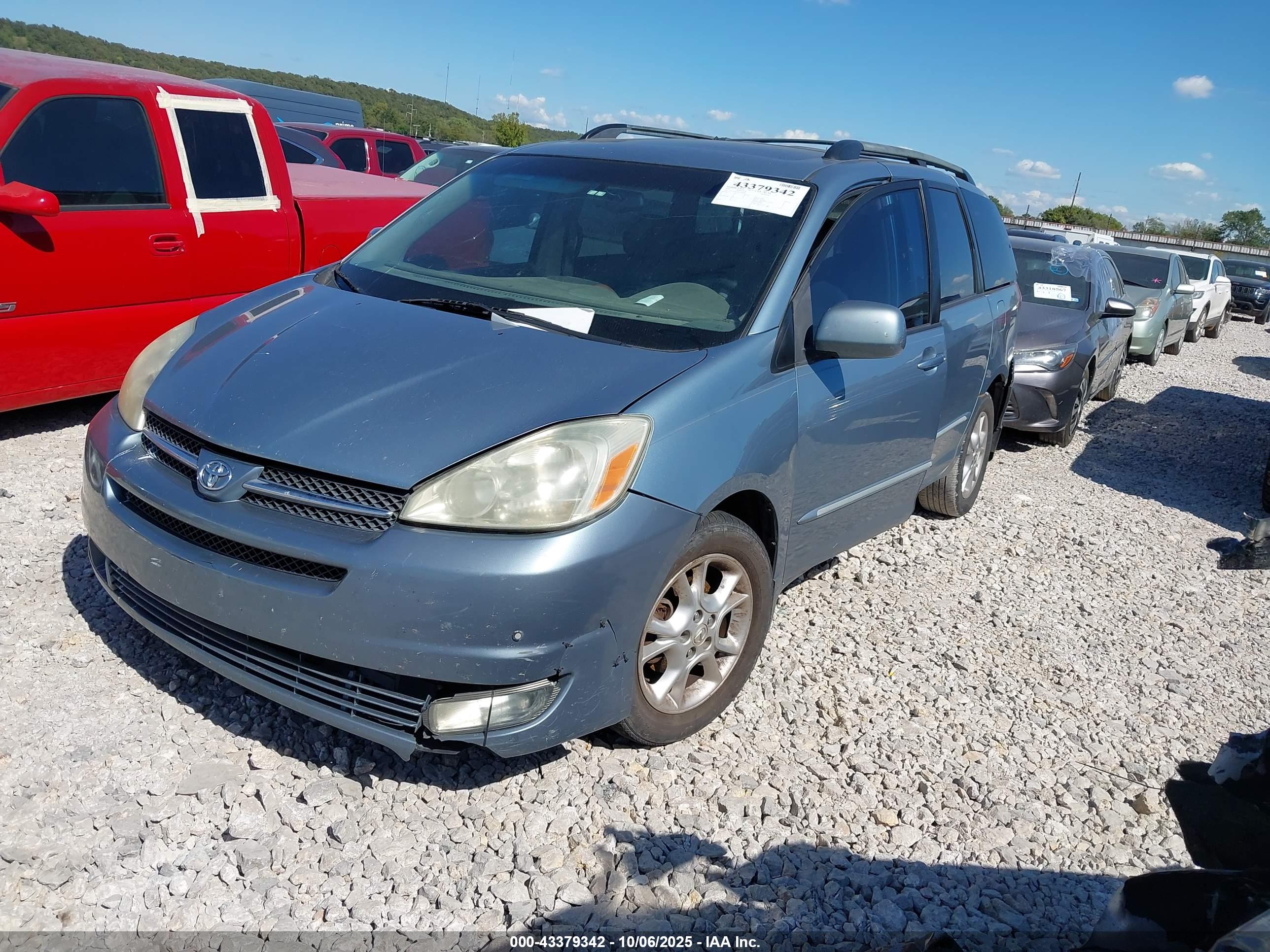 TOYOTA SIENNA image 2