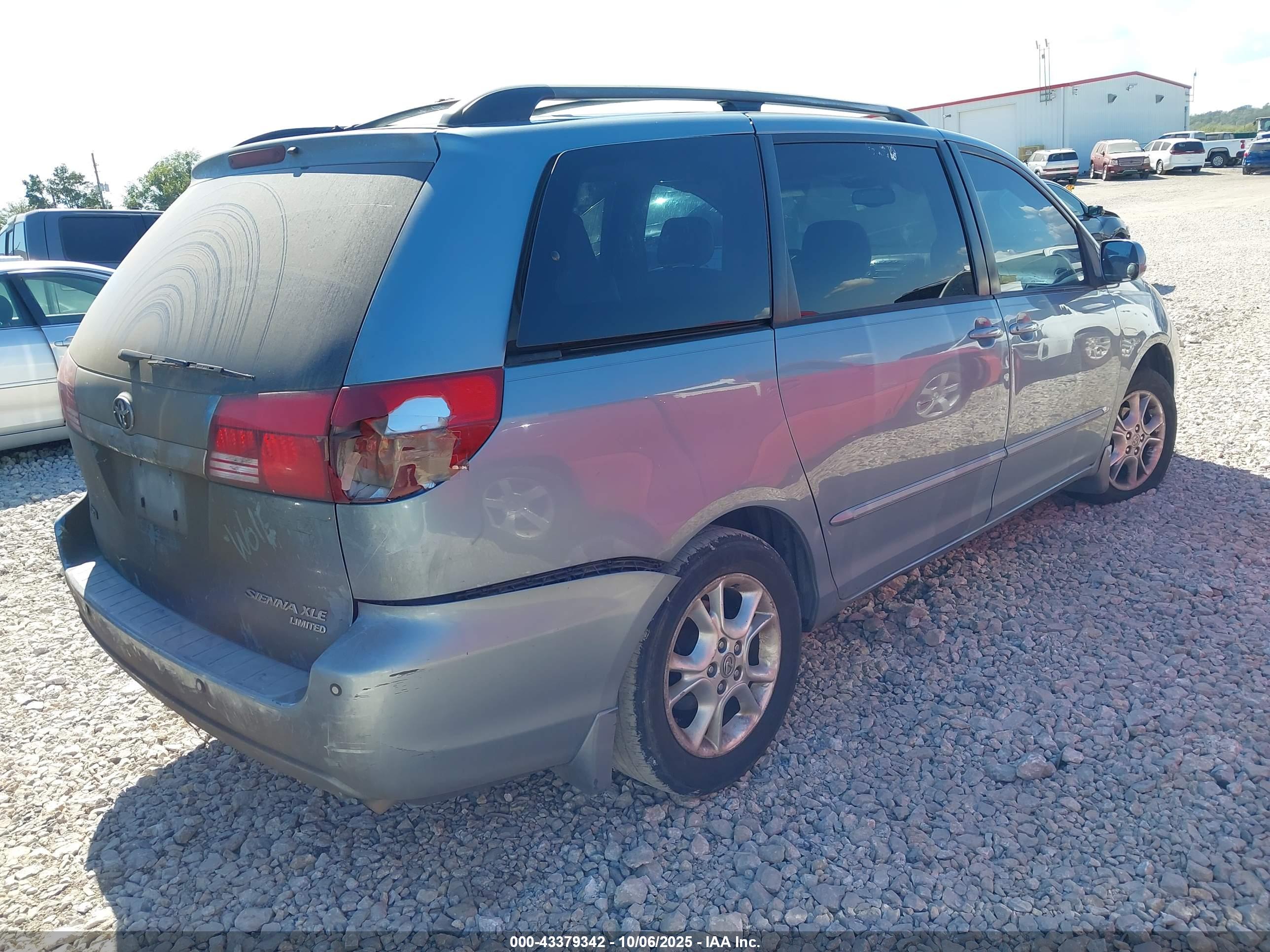 TOYOTA SIENNA image 4