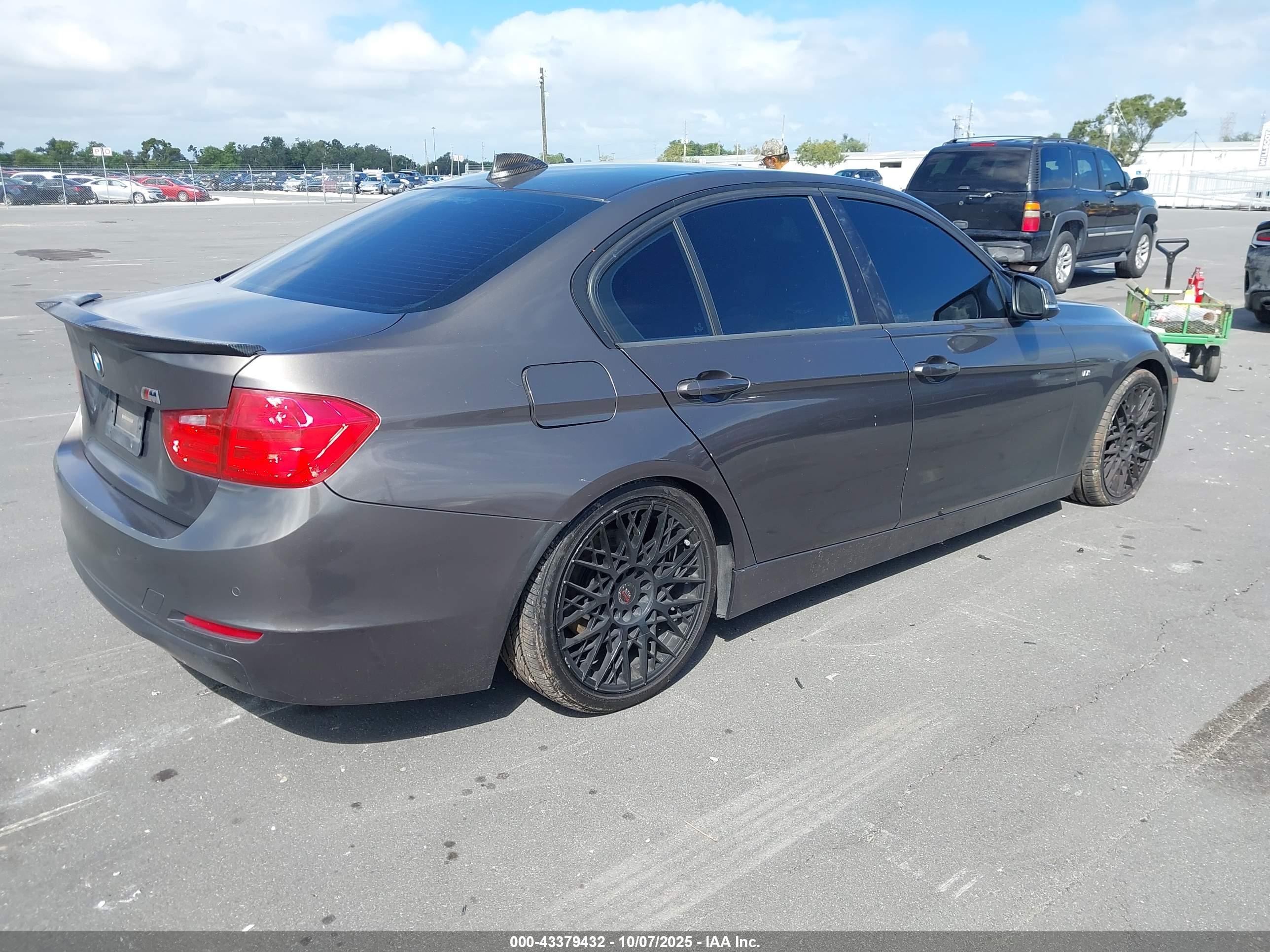 BMW 320I image 4