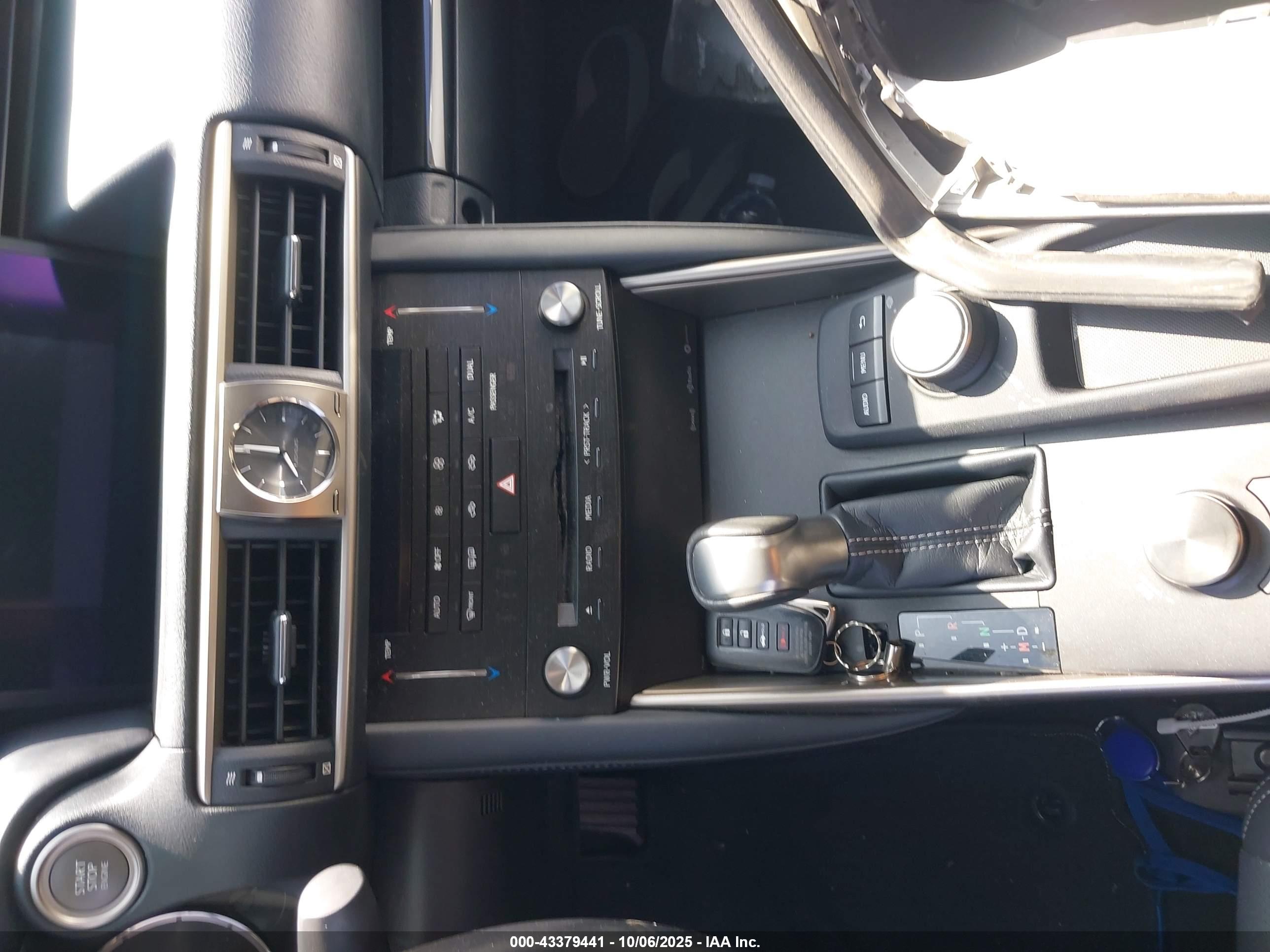 LEXUS IS image 11