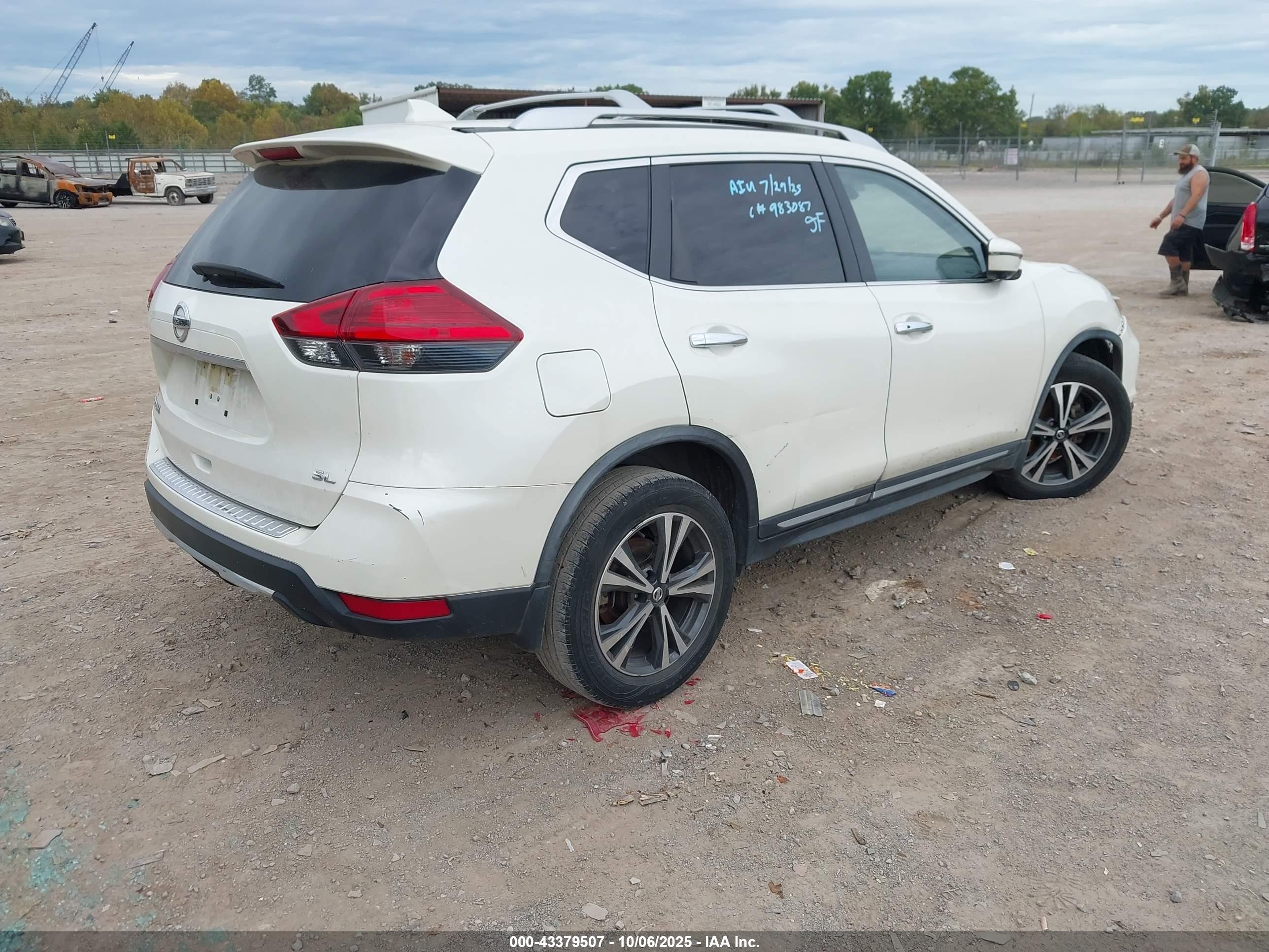 NISSAN ROGUE image 4