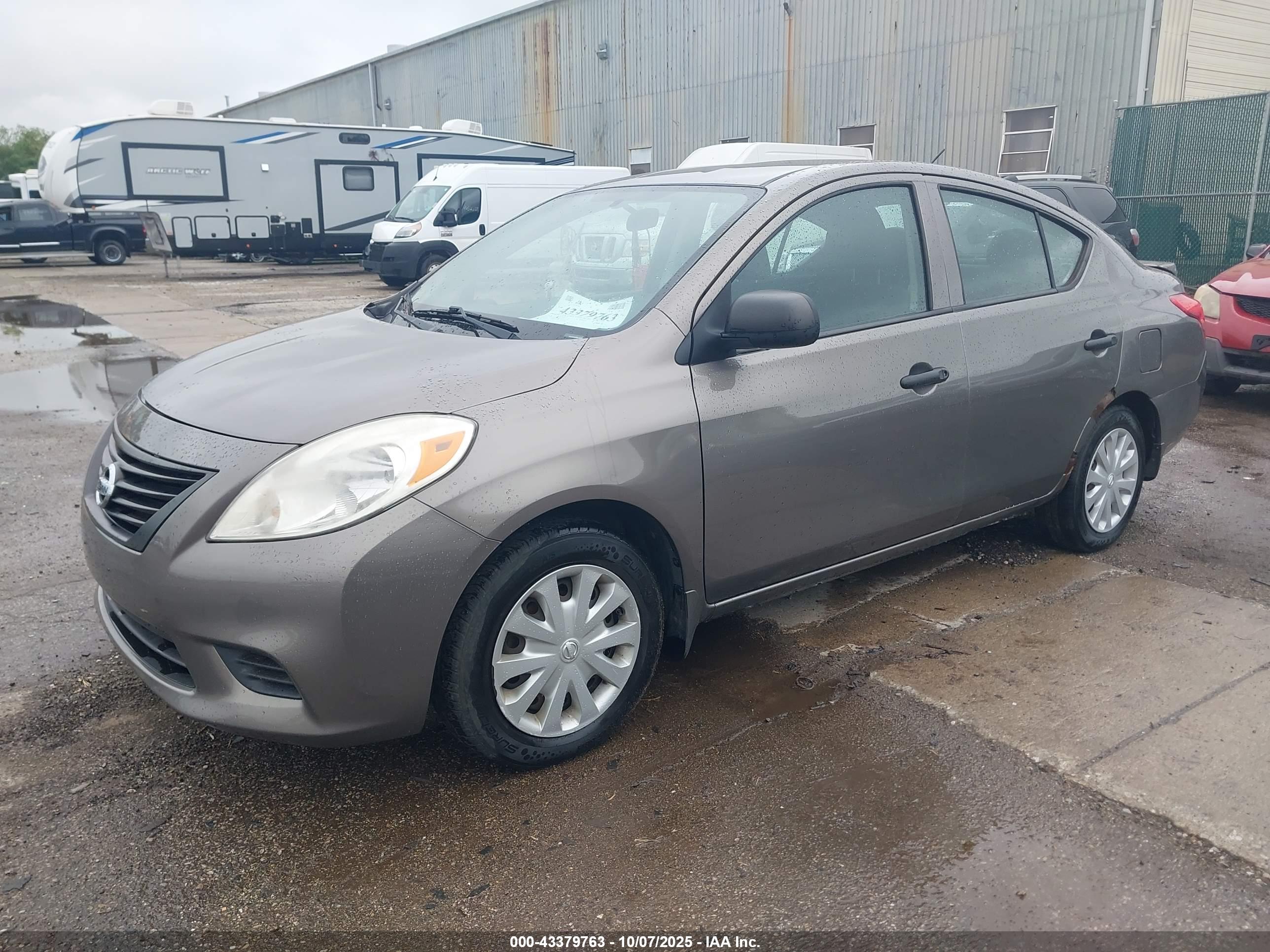 NISSAN VERSA image 2