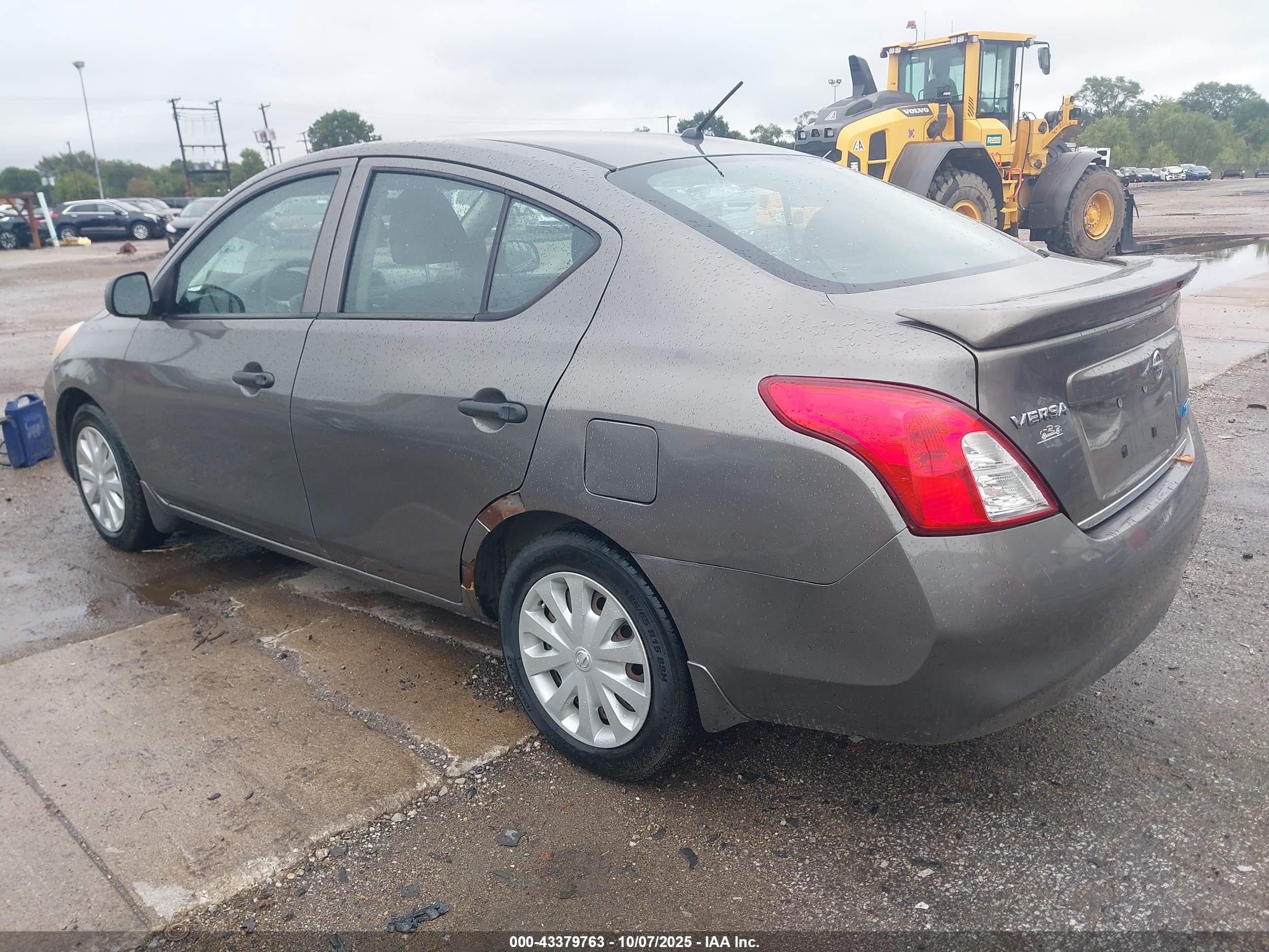 NISSAN VERSA image 3