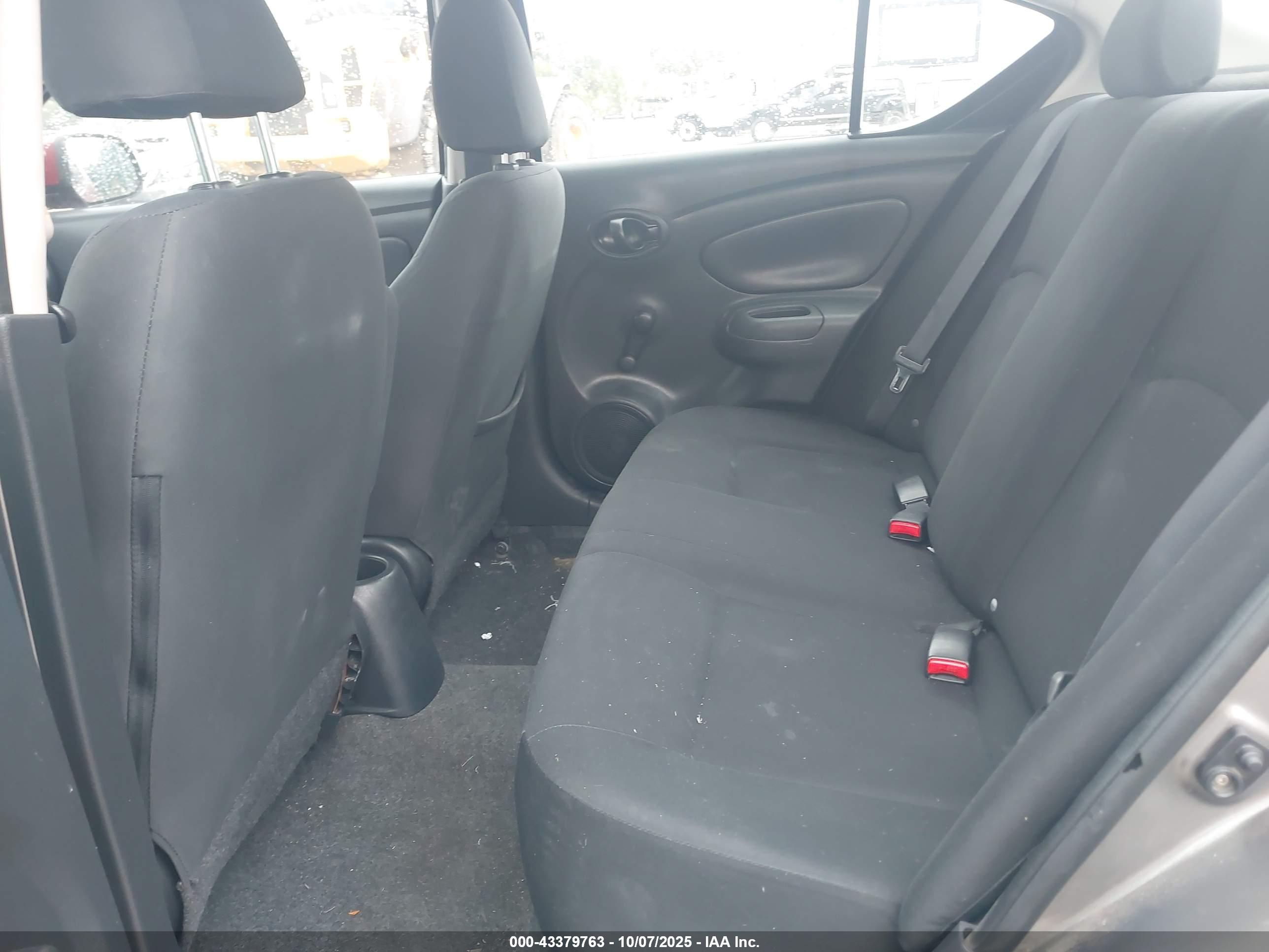 NISSAN VERSA image 8