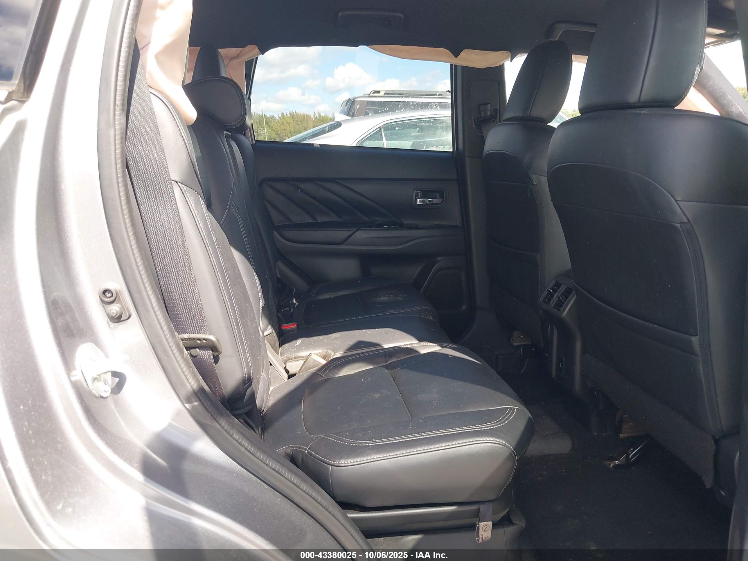 MITSUBISHI OUTLANDER image 8