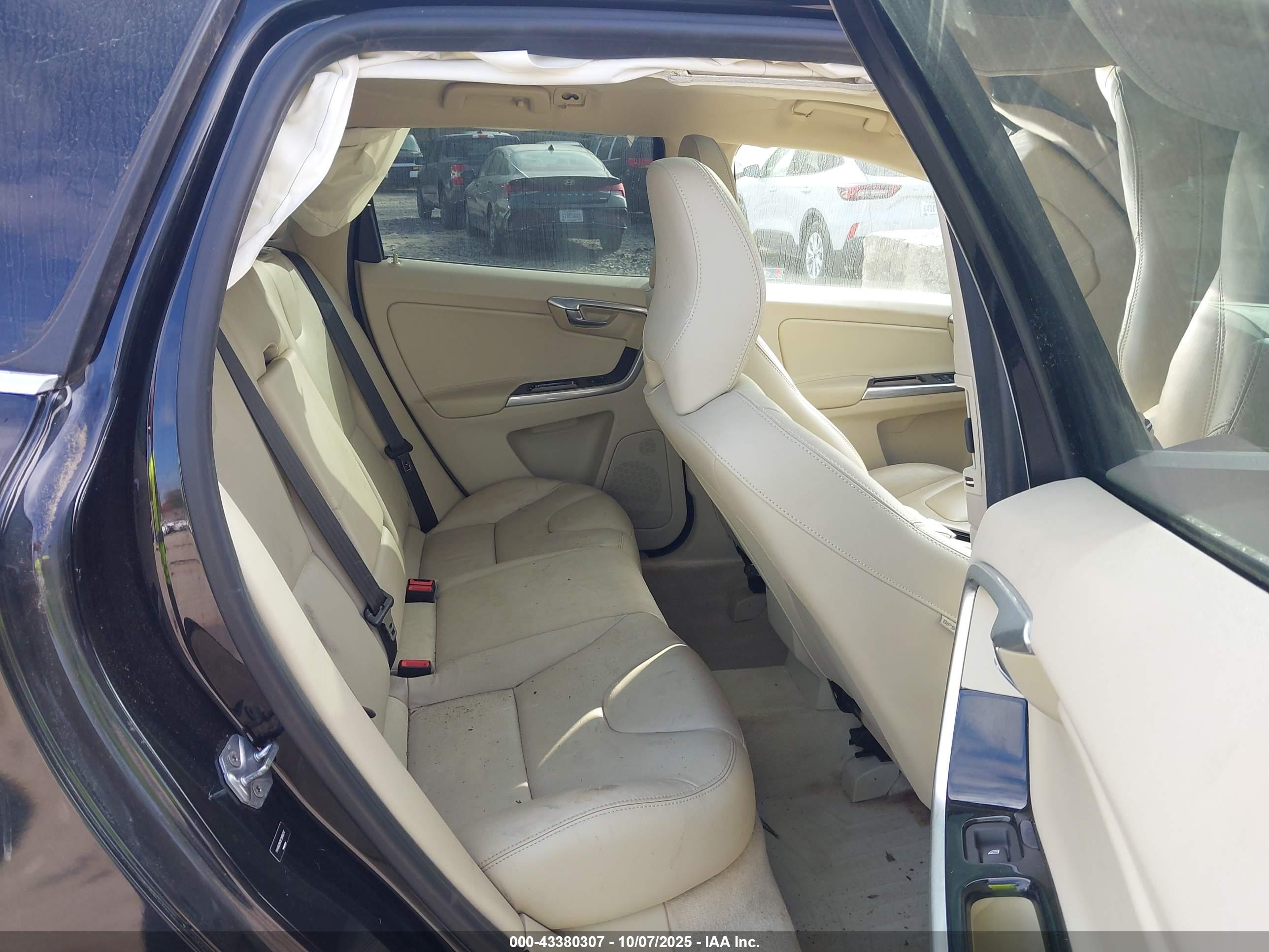 VOLVO XC60 image 8