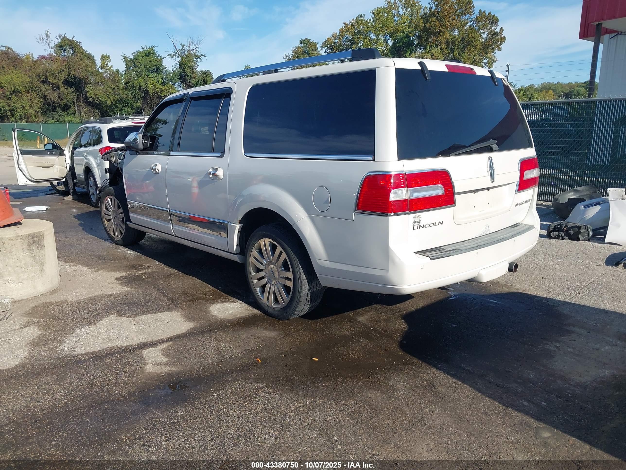 LINCOLN NAVIGATOR image 3