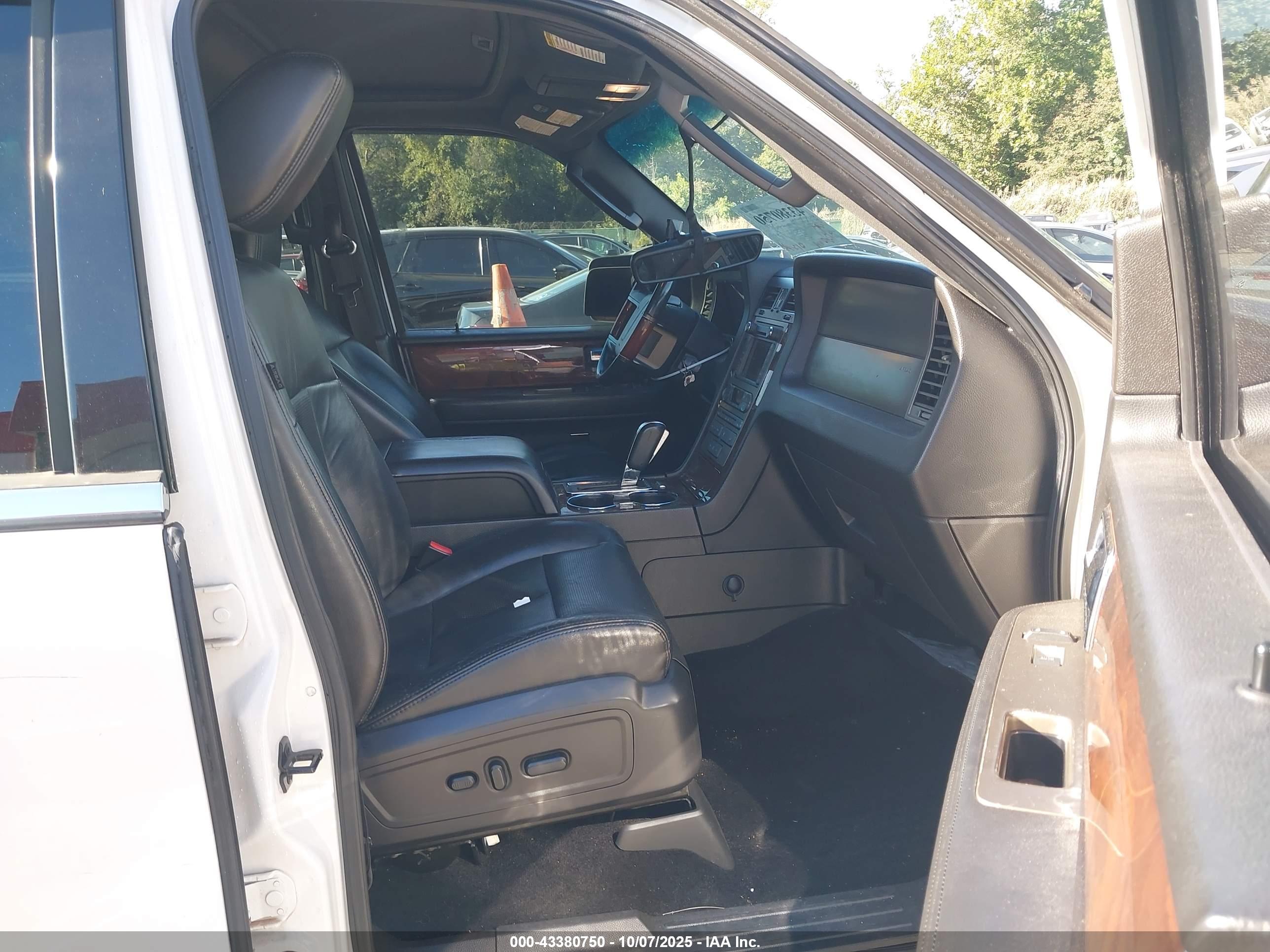 LINCOLN NAVIGATOR image 5