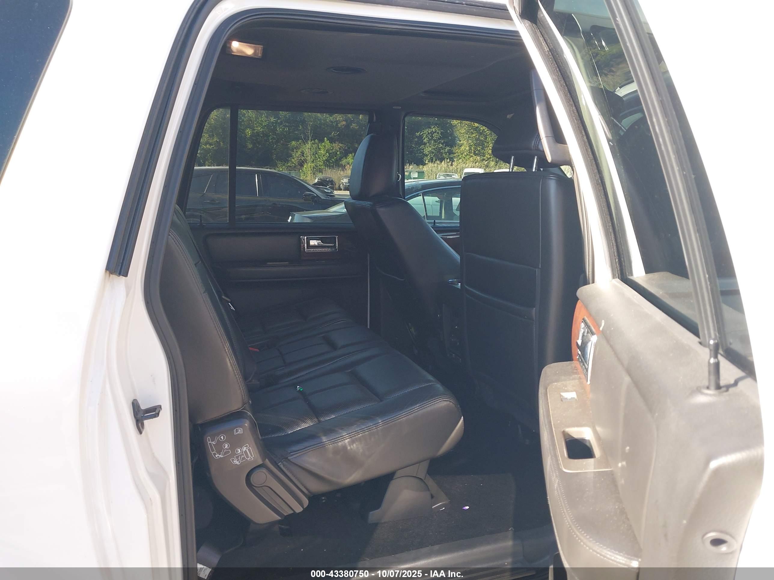 LINCOLN NAVIGATOR image 8