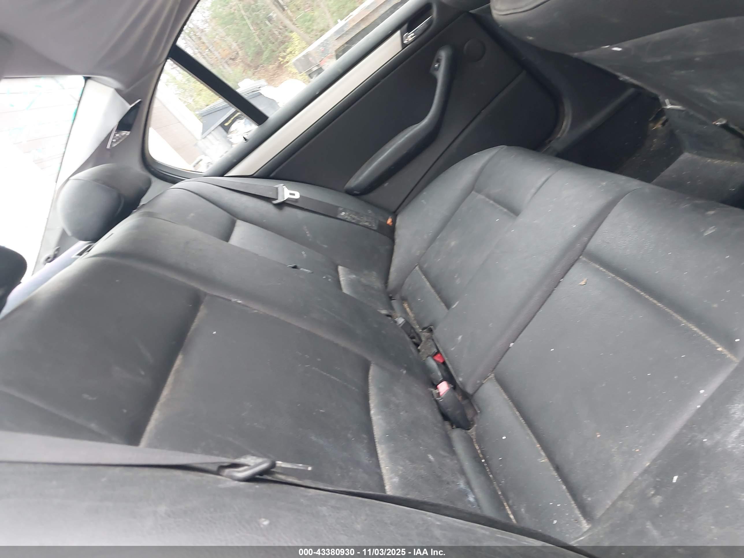 BMW 325XI image 8