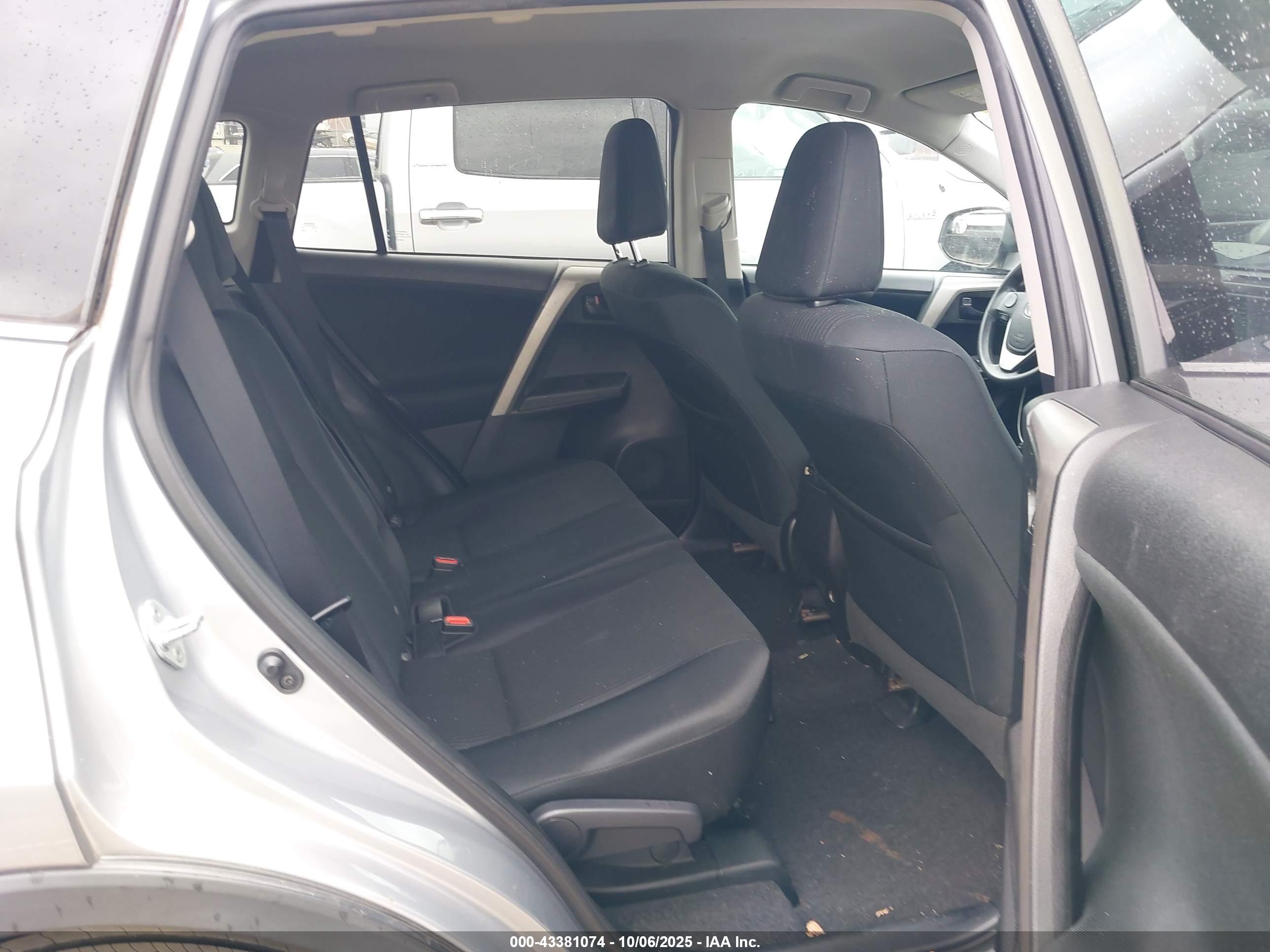TOYOTA RAV4 image 8