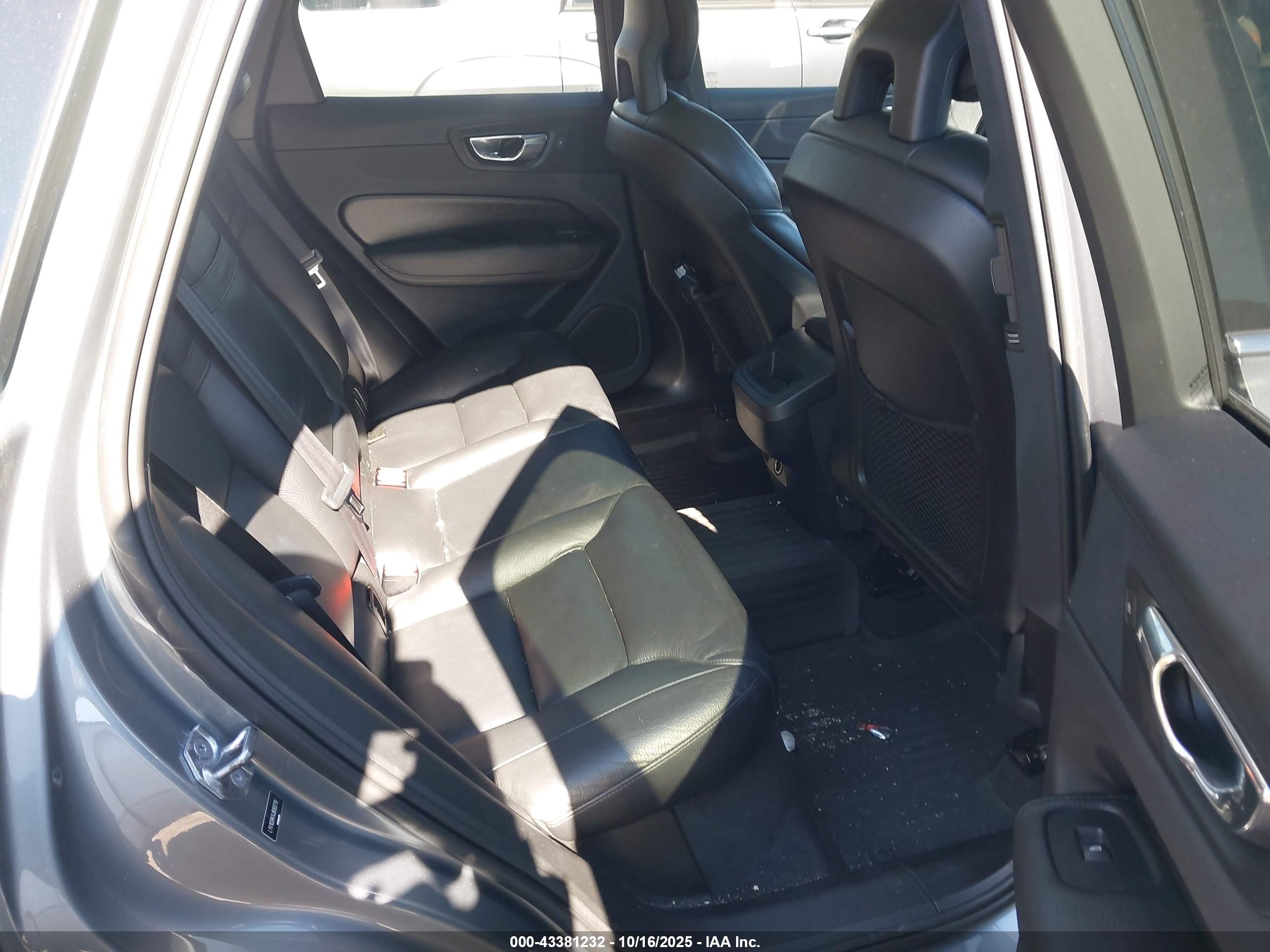 VOLVO XC60 image 8