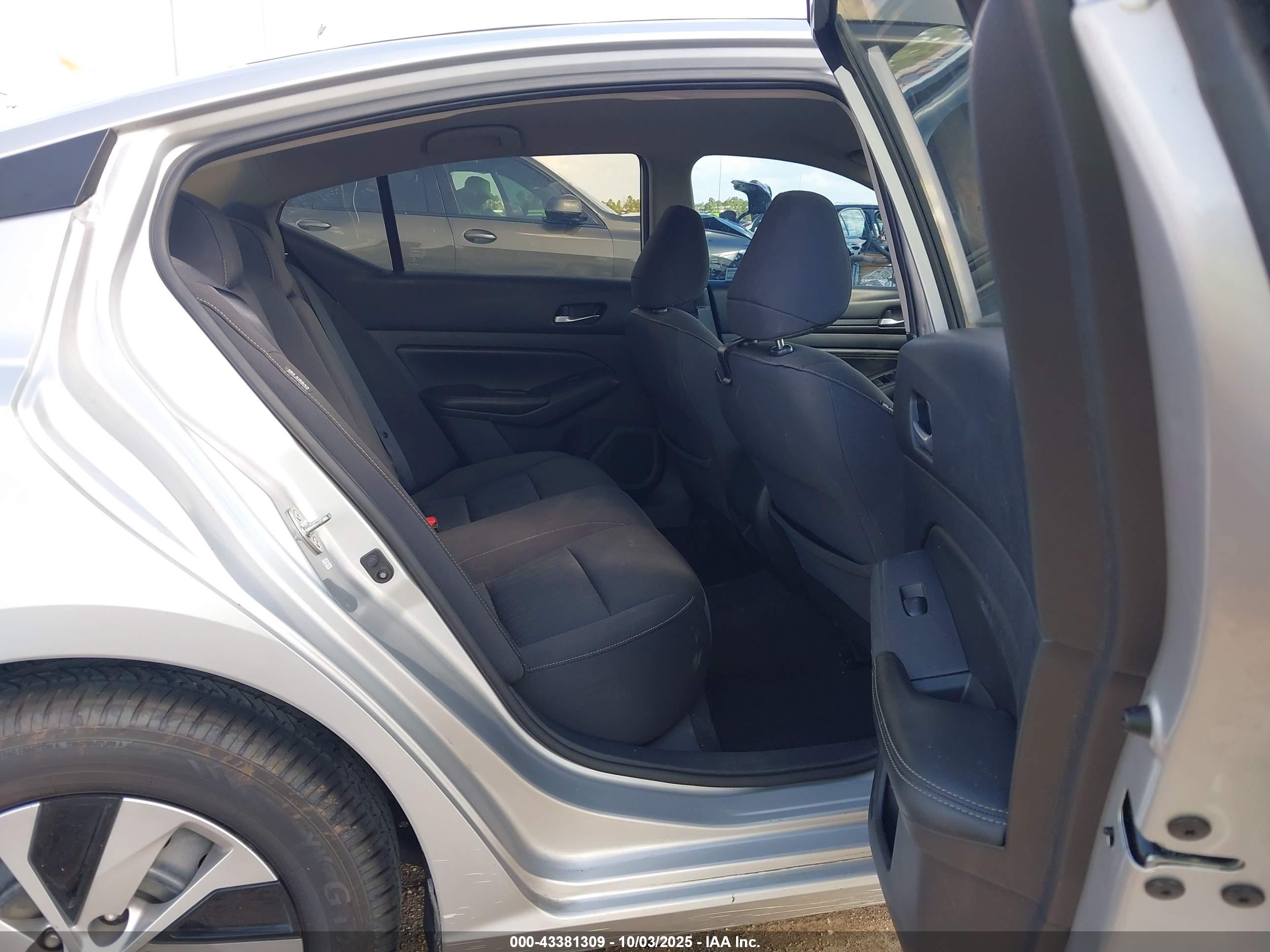 NISSAN ALTIMA image 8