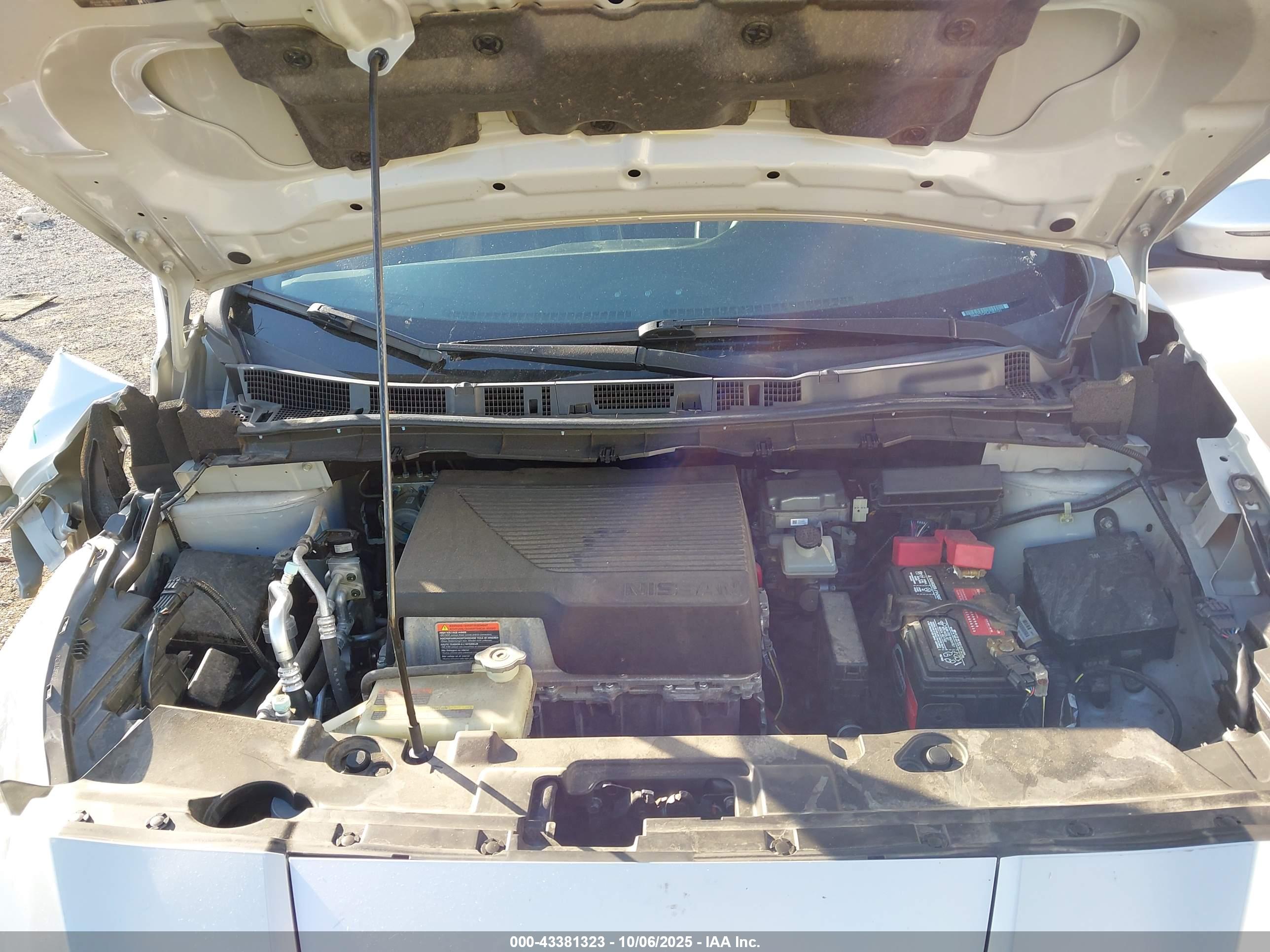 NISSAN LEAF image 10