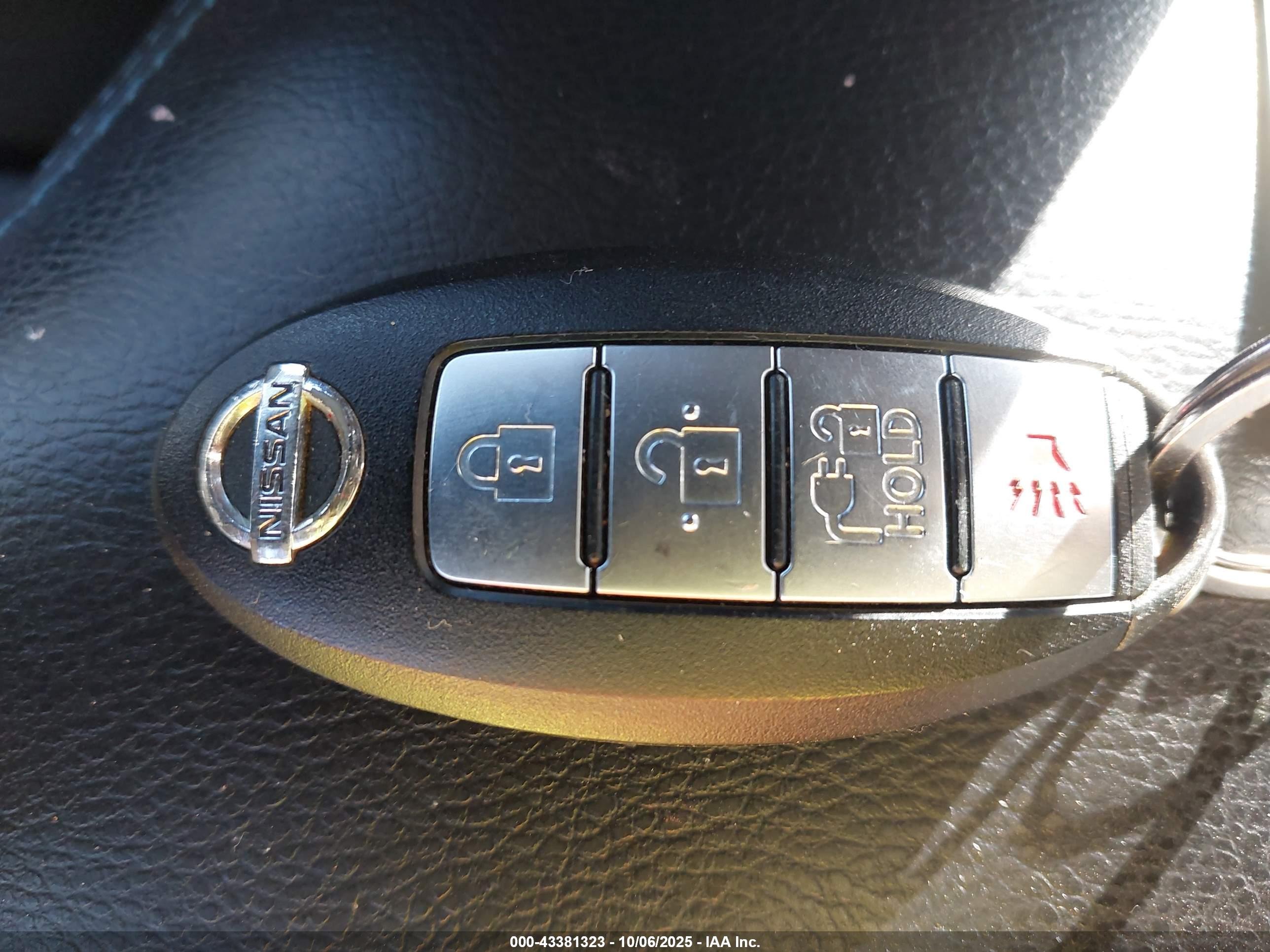 NISSAN LEAF image 11