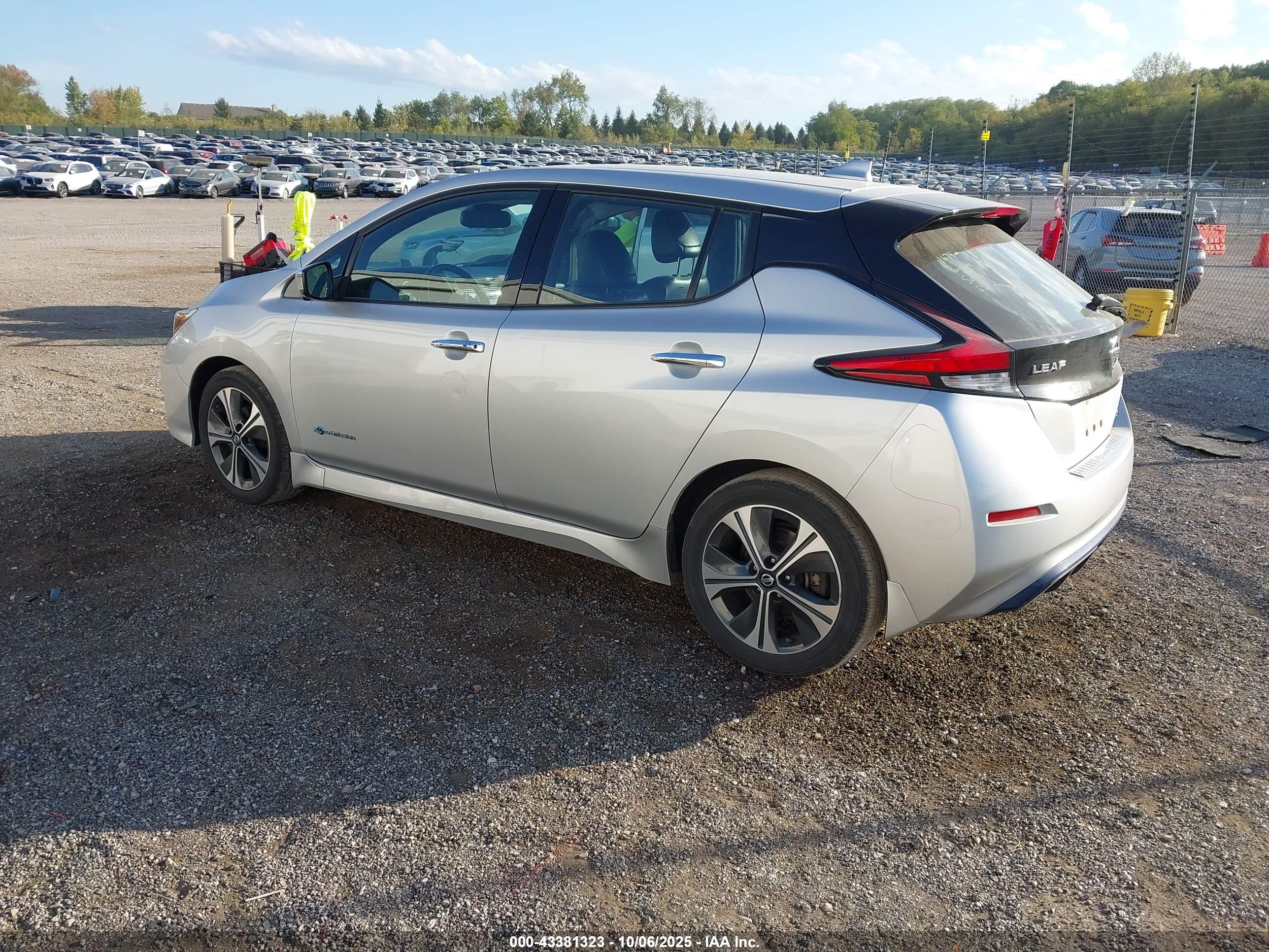 NISSAN LEAF image 3