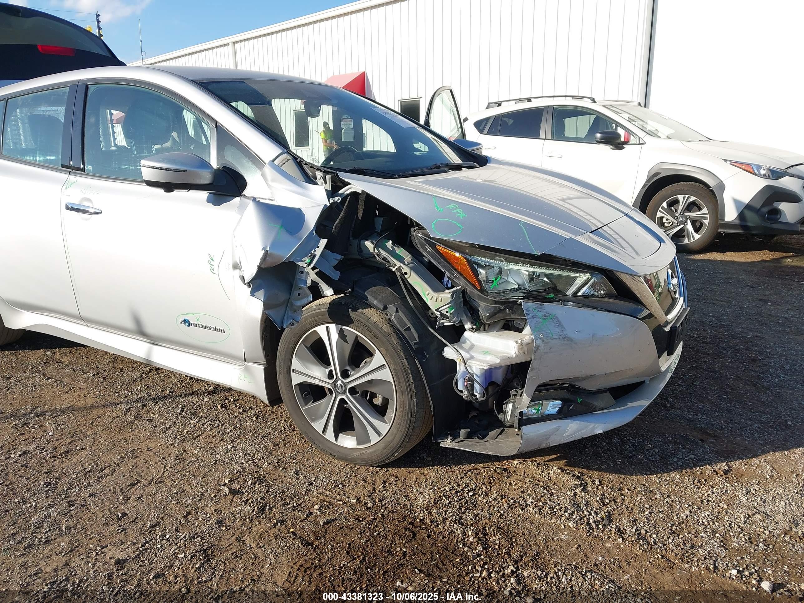 NISSAN LEAF image 6