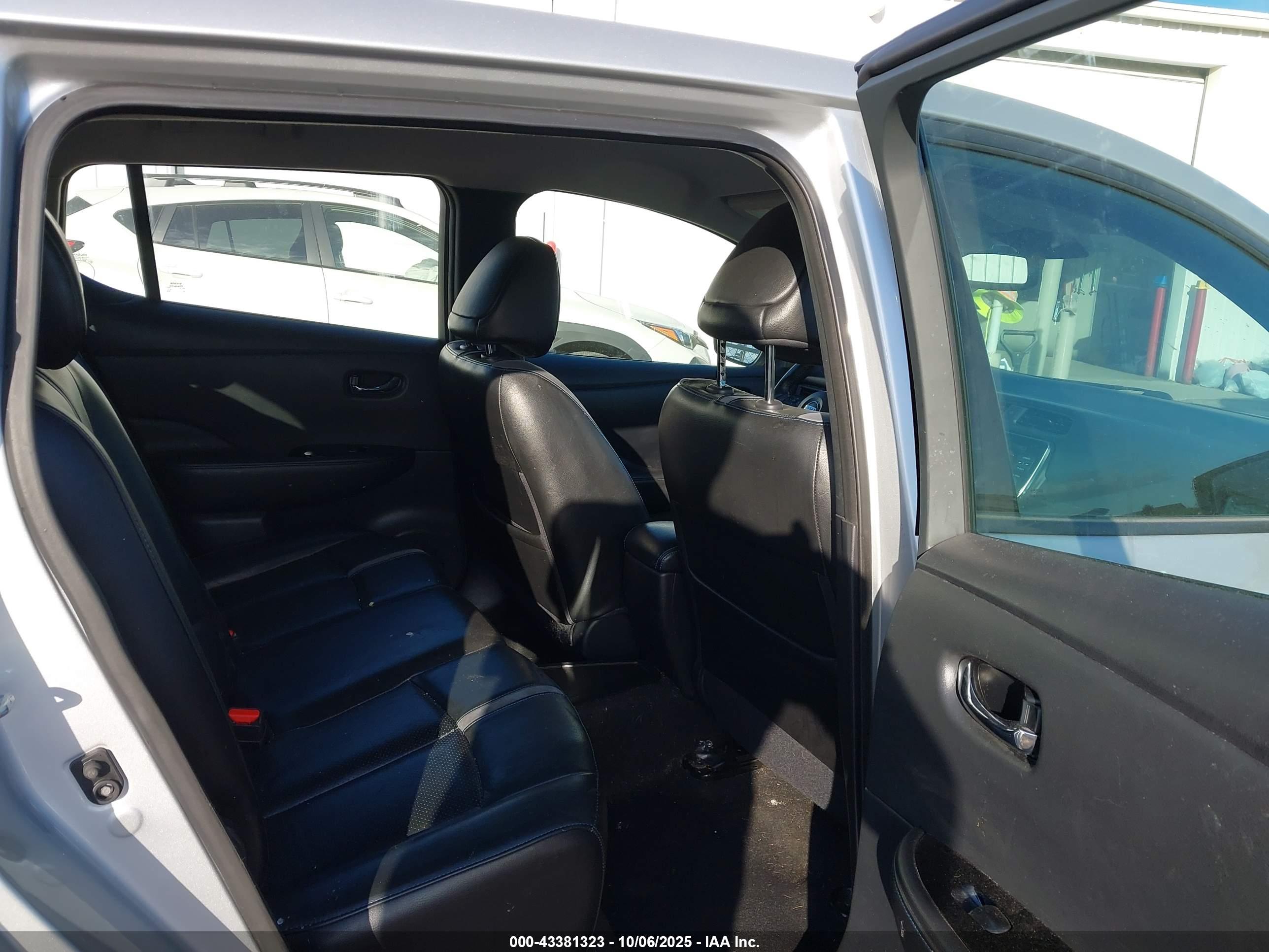 NISSAN LEAF image 8