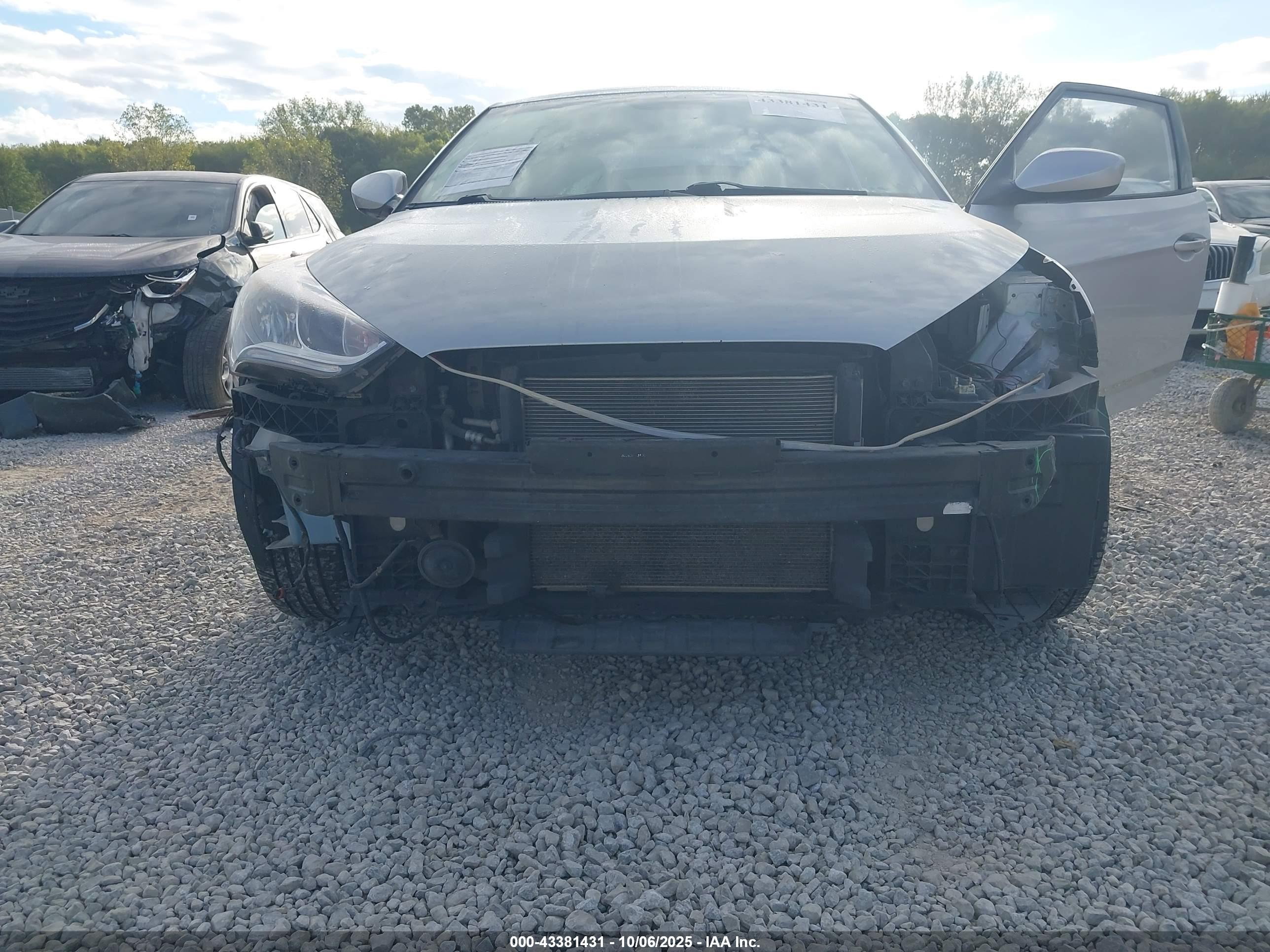 HYUNDAI VELOSTER image 6