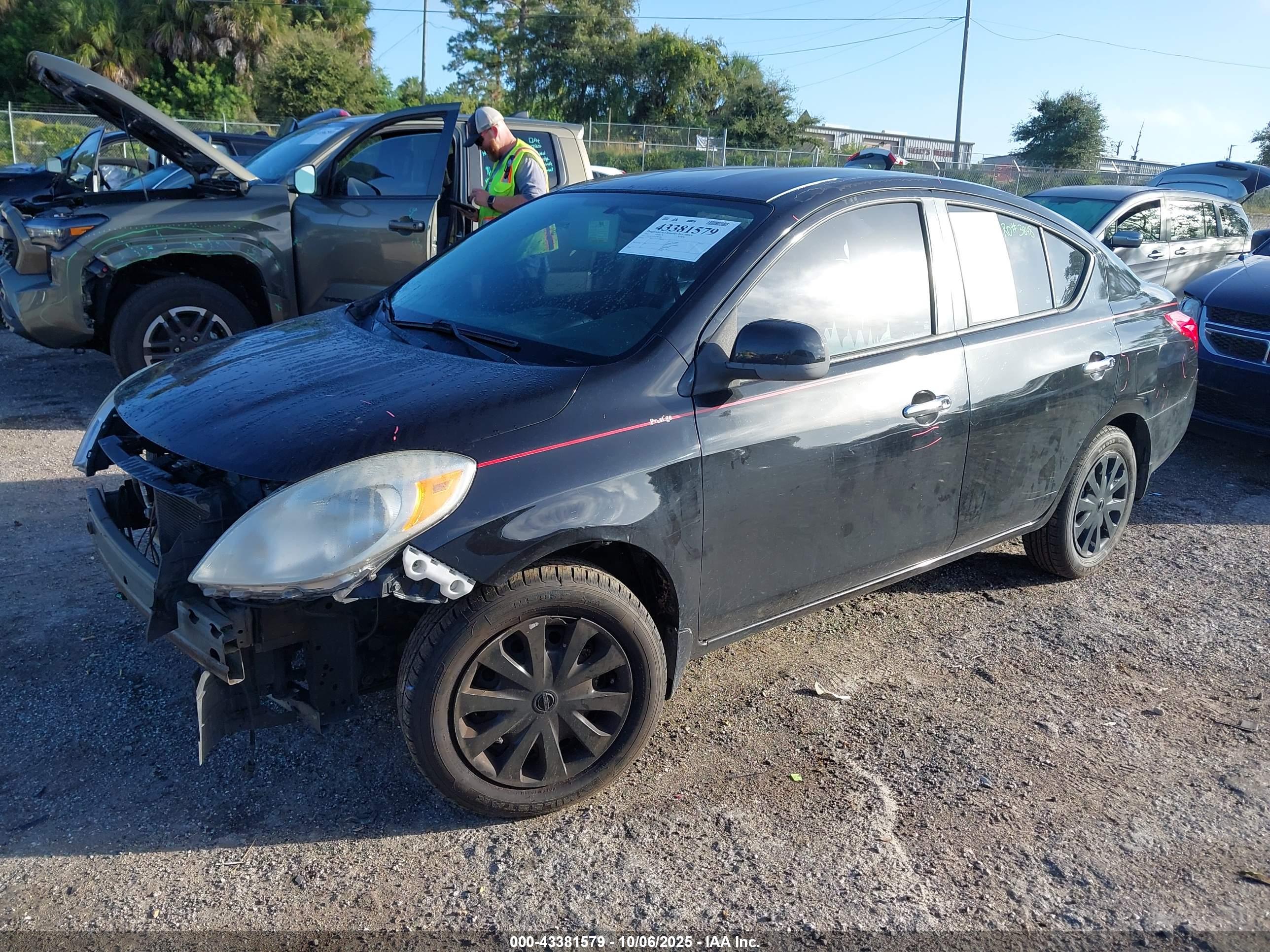 NISSAN VERSA image 2