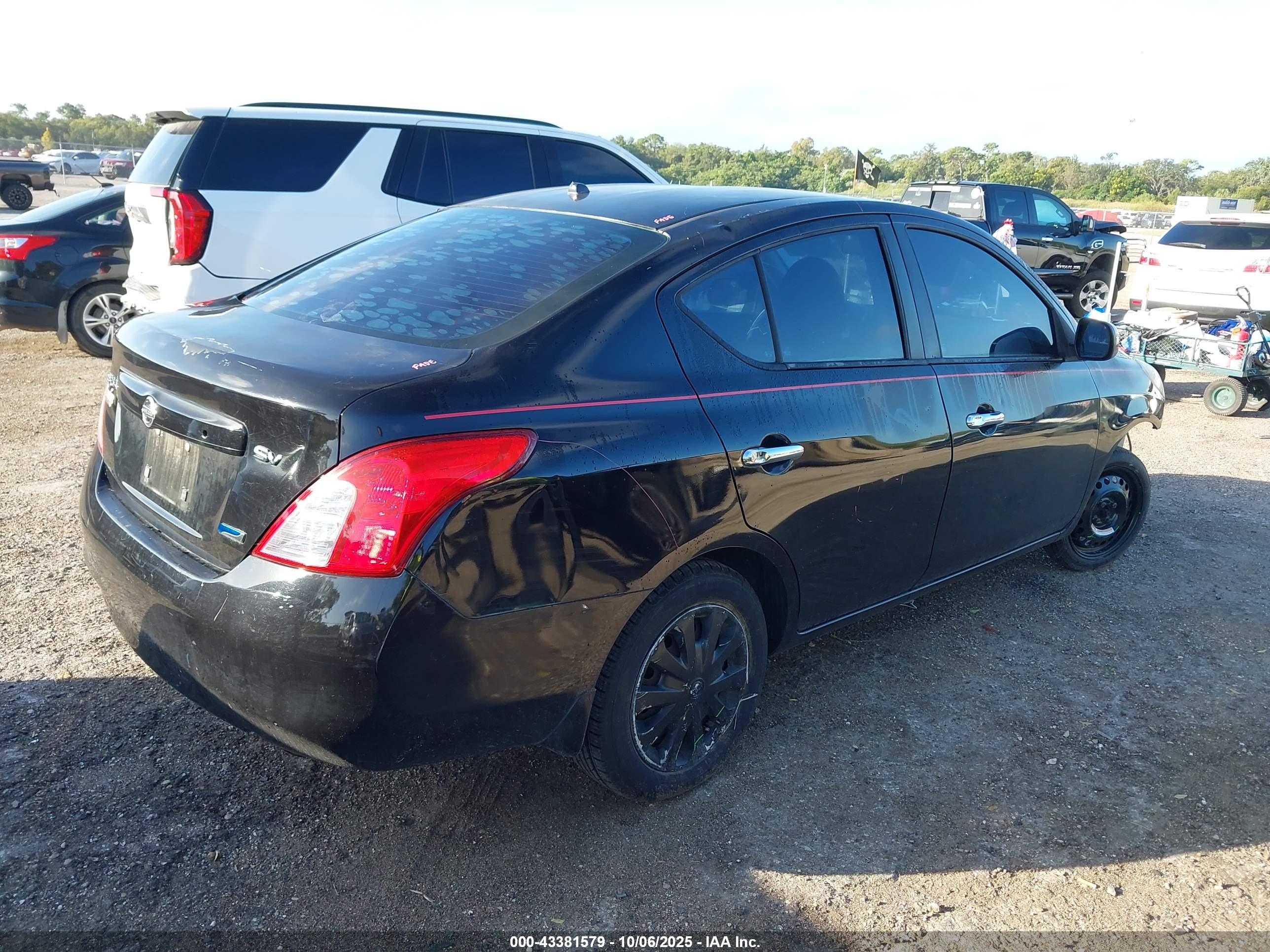 NISSAN VERSA image 4