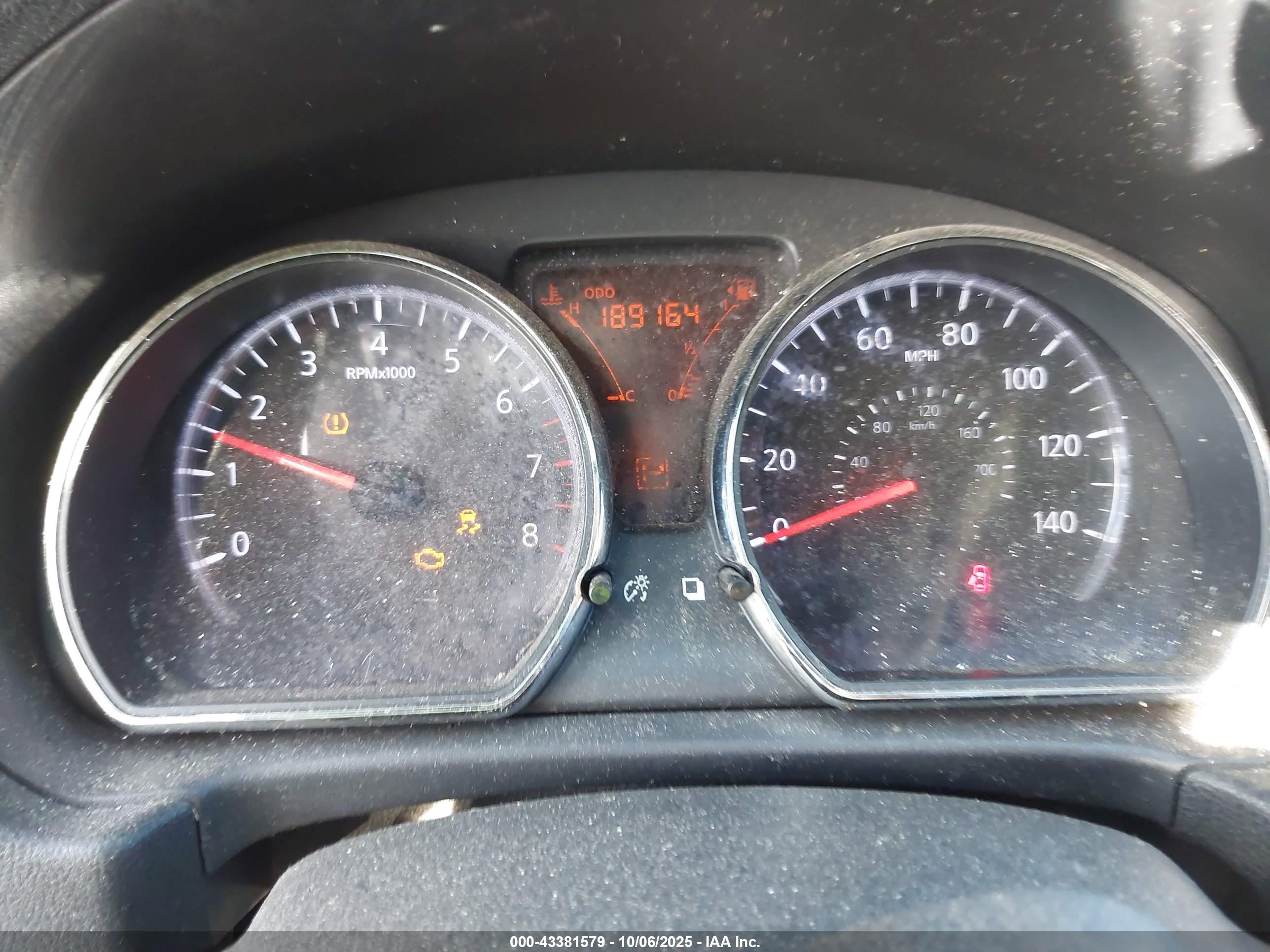 NISSAN VERSA image 7