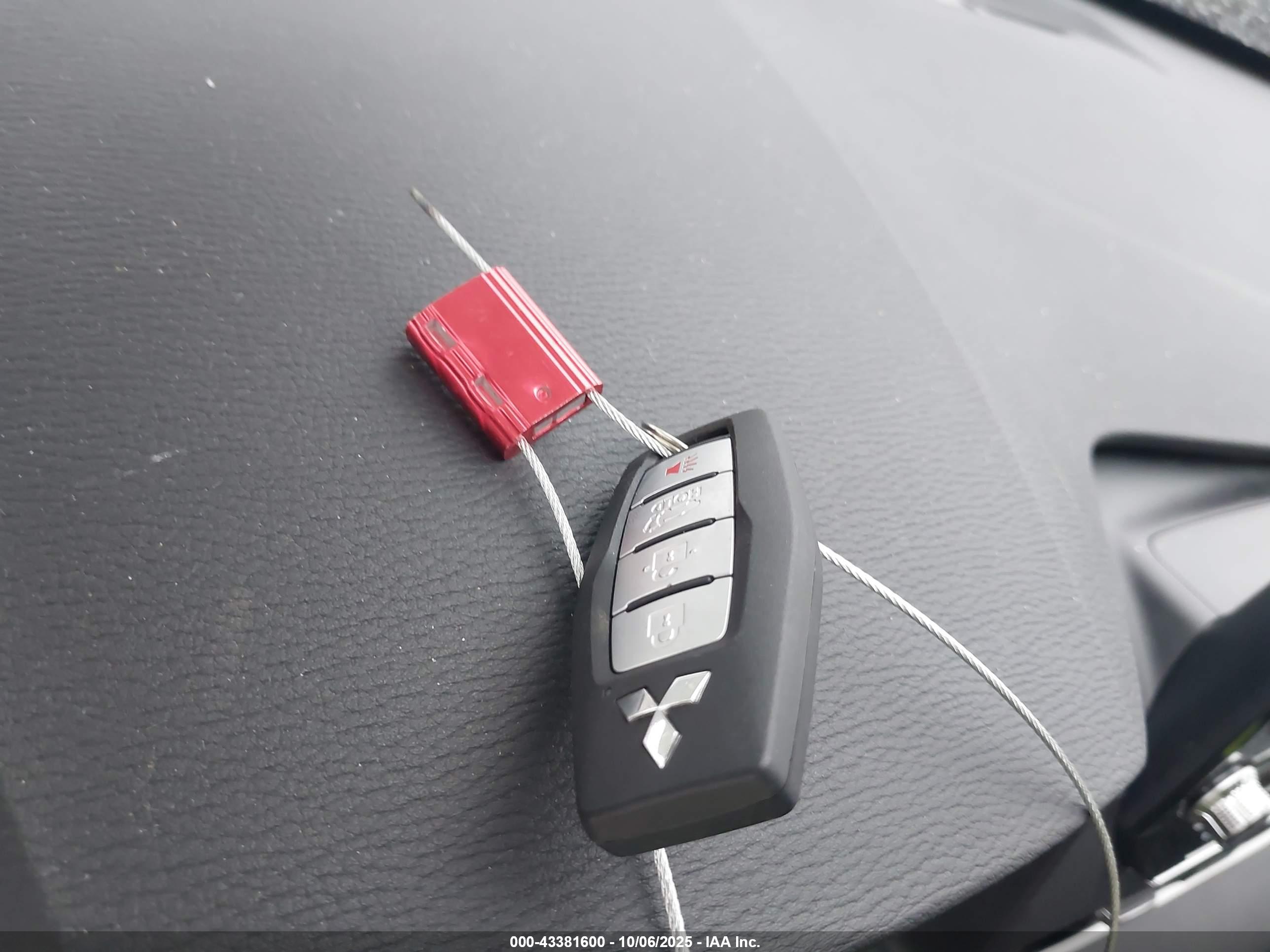 MITSUBISHI OUTLANDER image 11