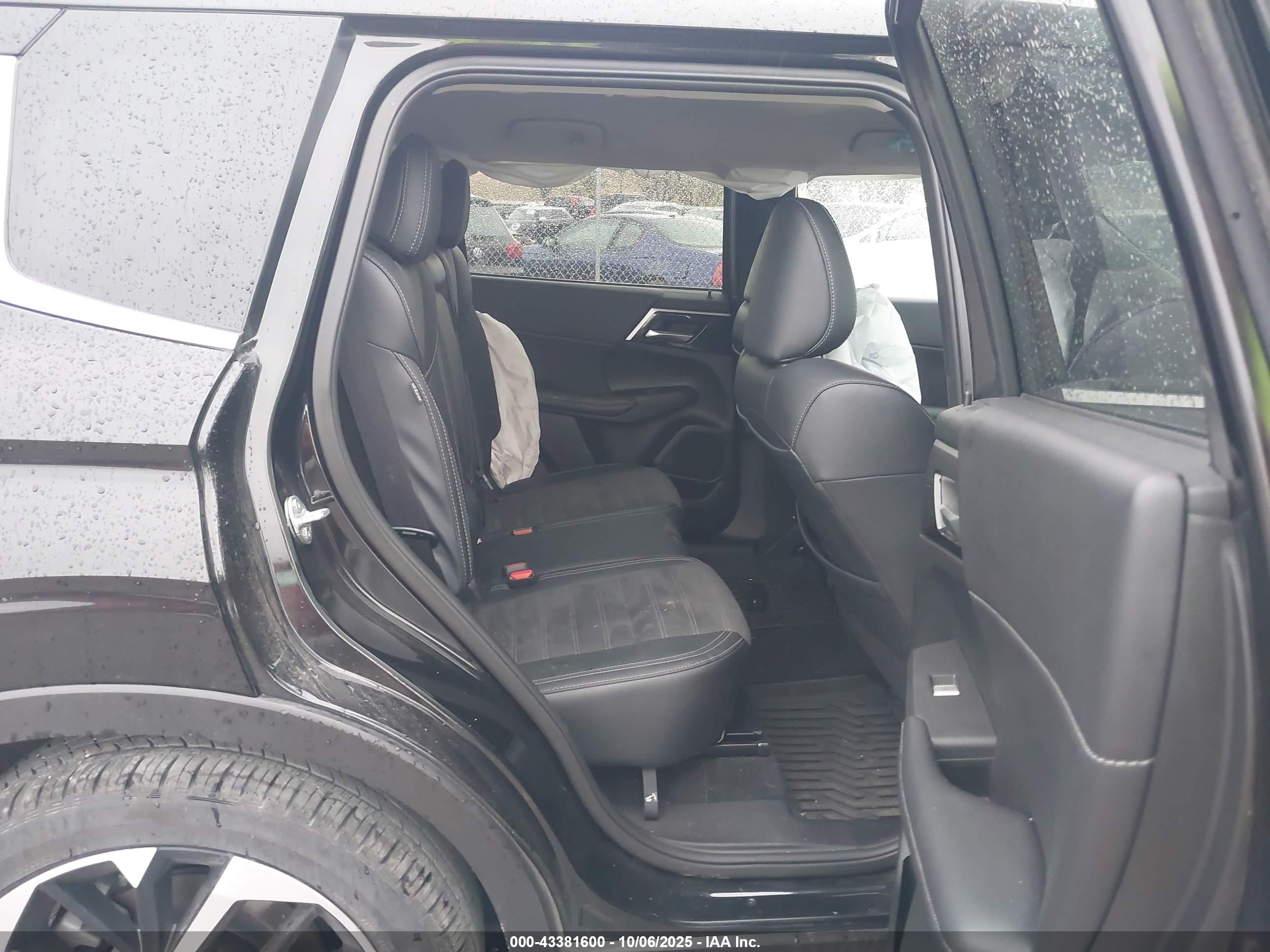 MITSUBISHI OUTLANDER image 8