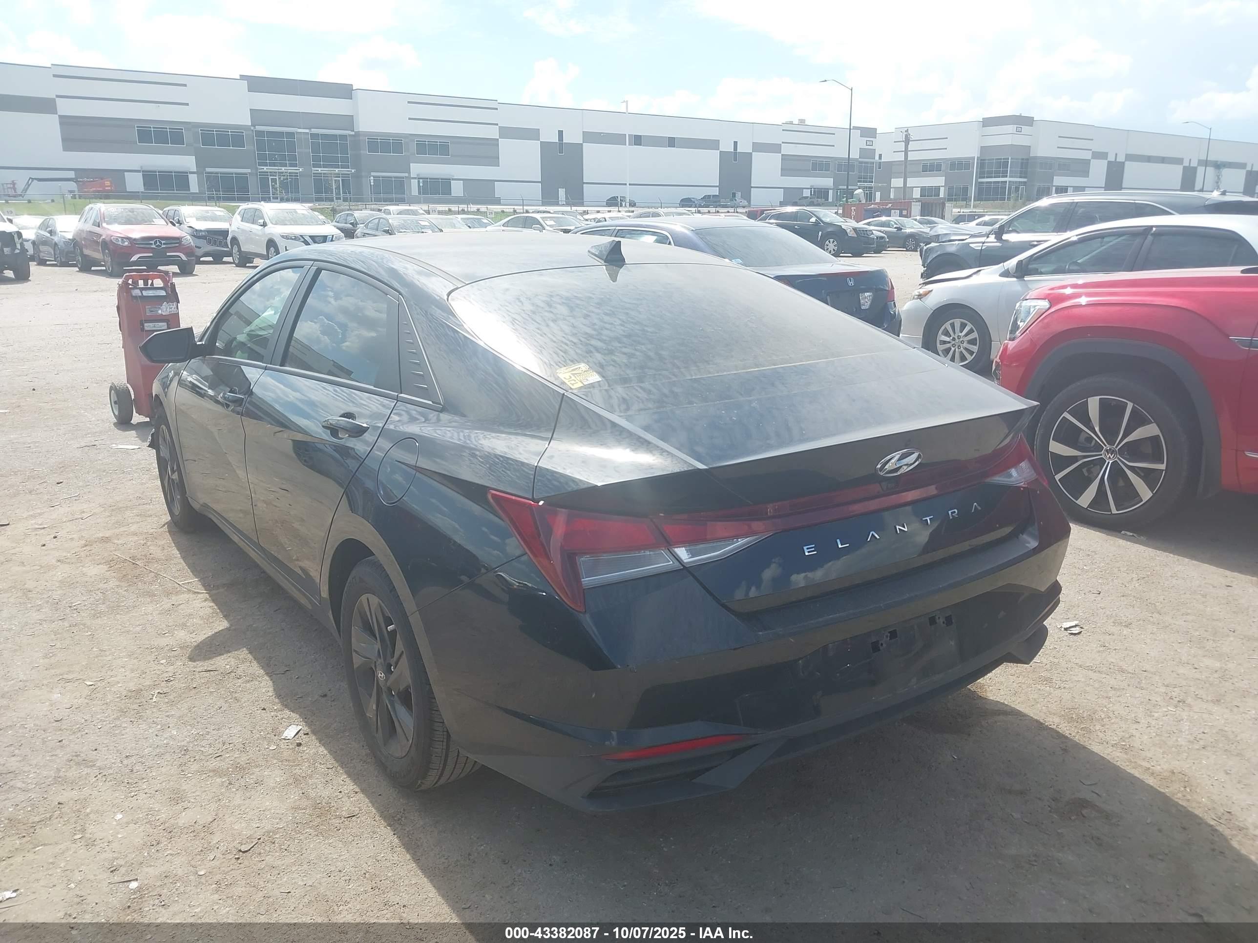 HYUNDAI ELANTRA image 3
