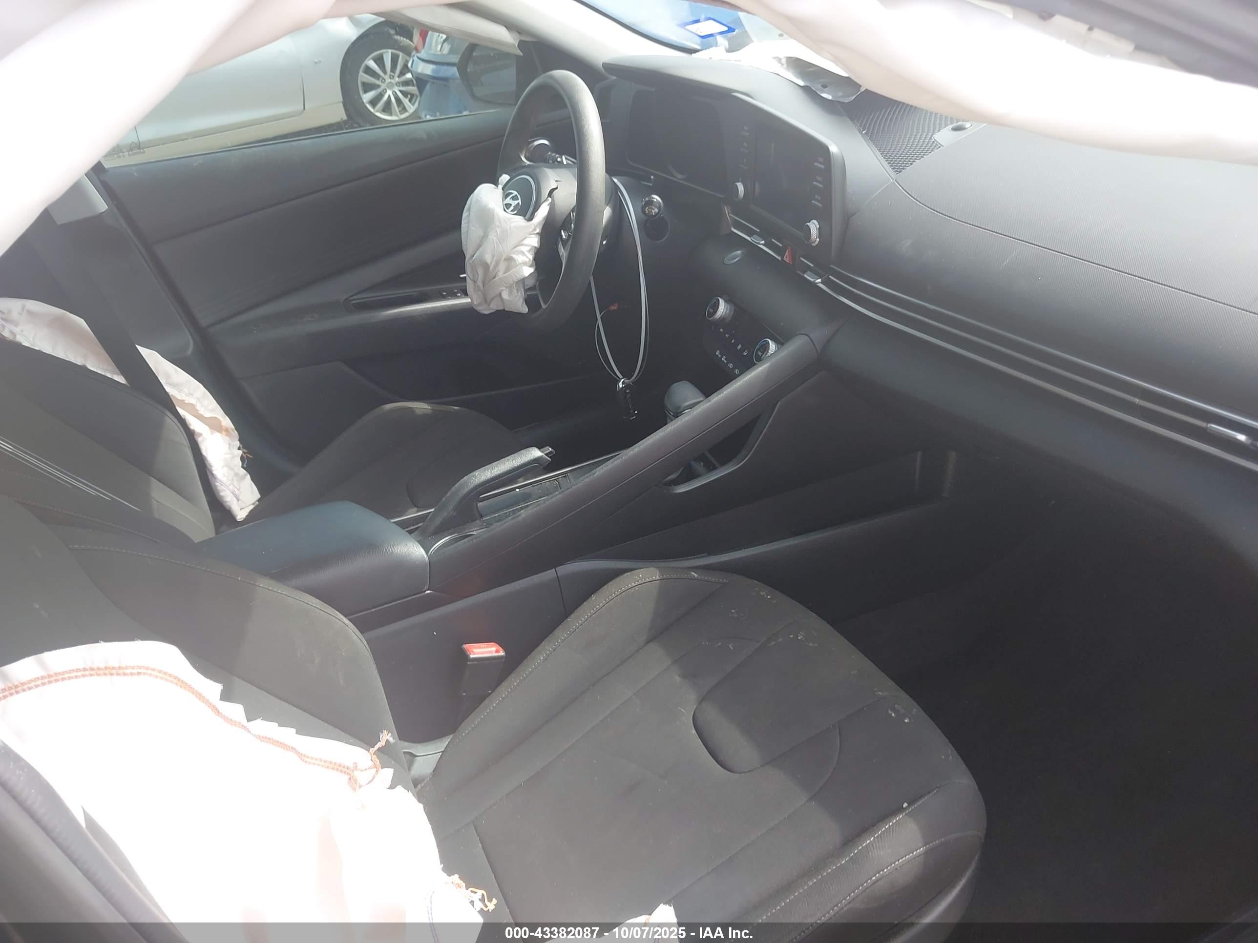HYUNDAI ELANTRA image 5