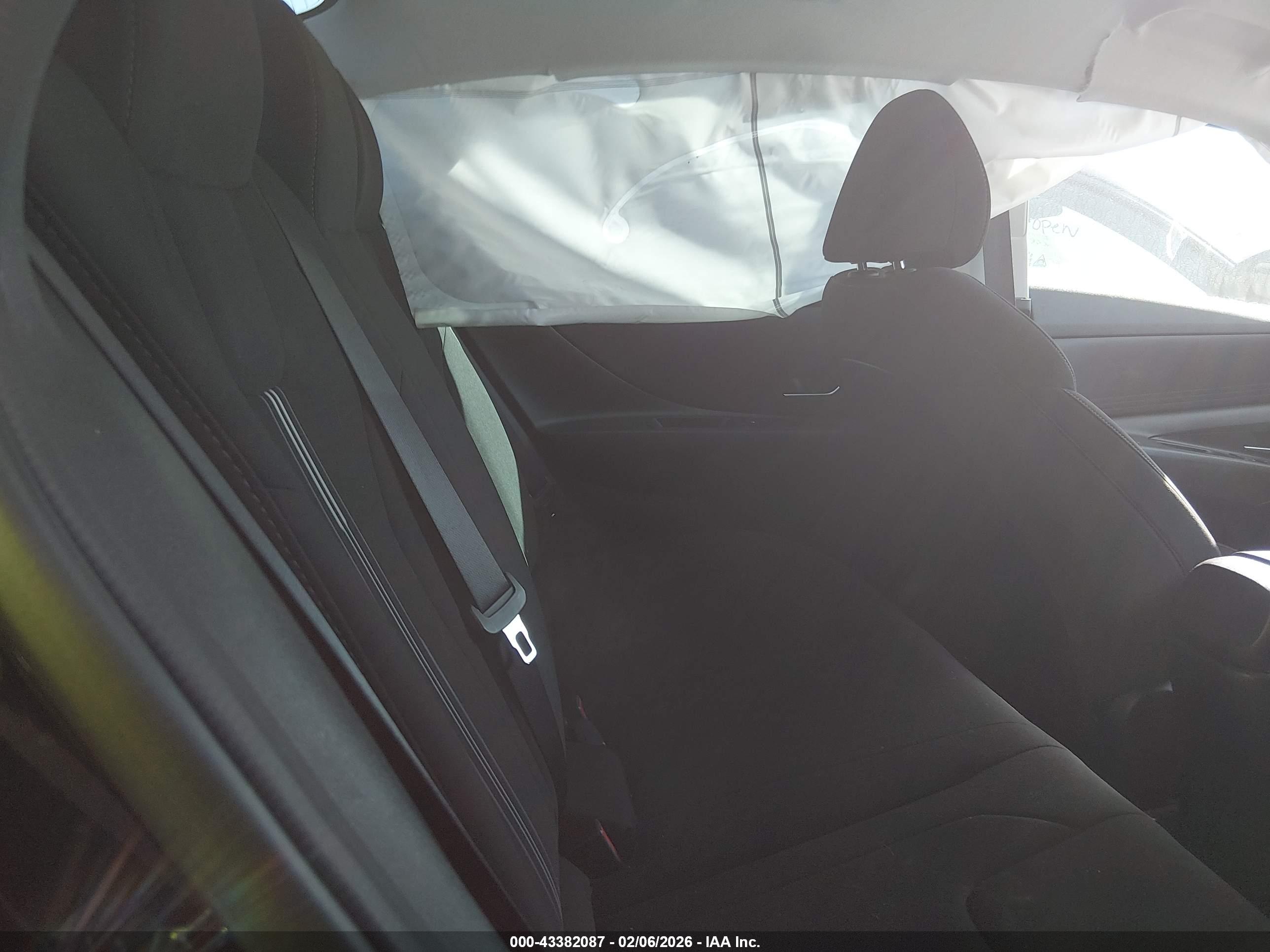HYUNDAI ELANTRA image 8
