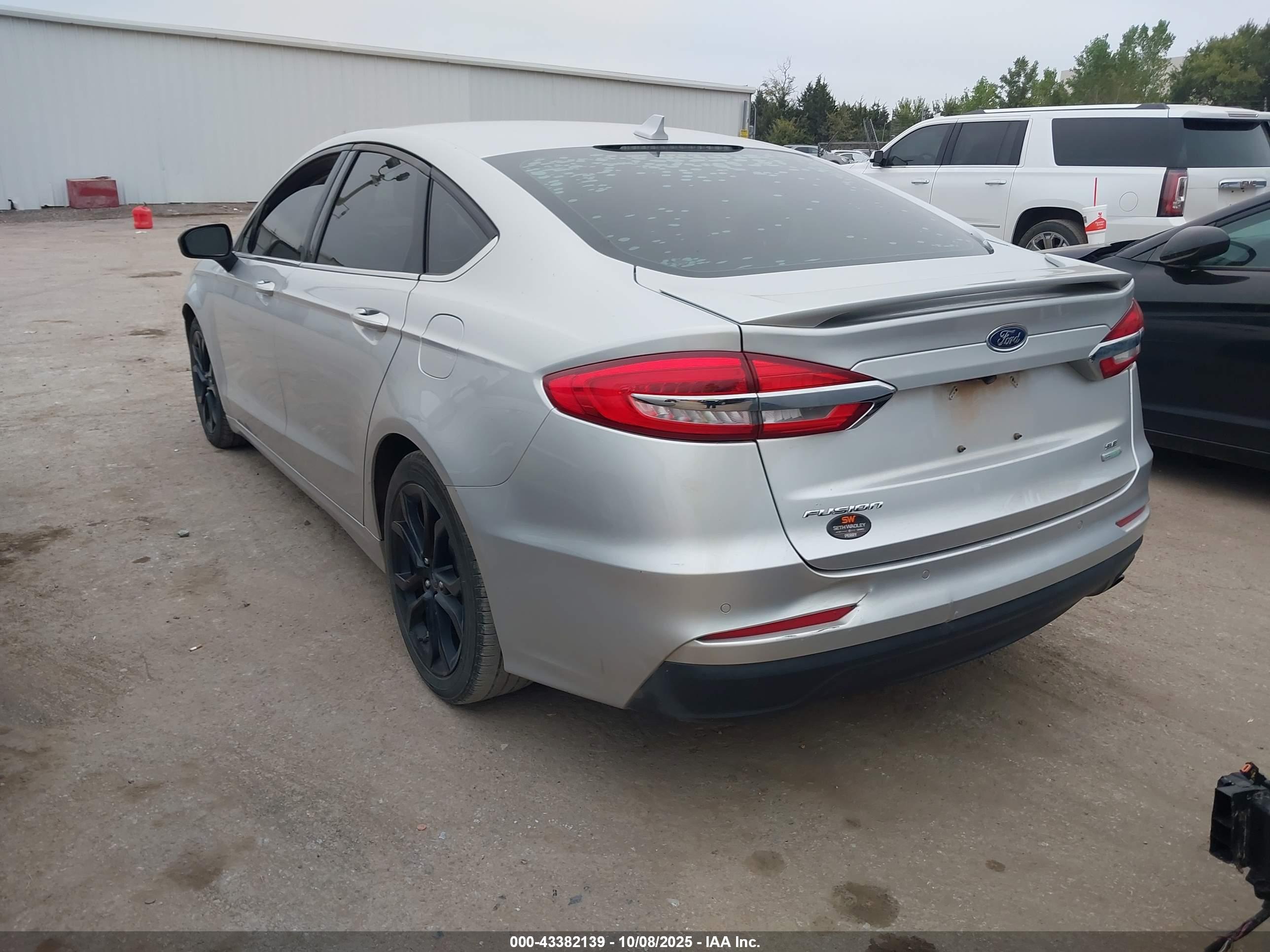 FORD FUSION image 3