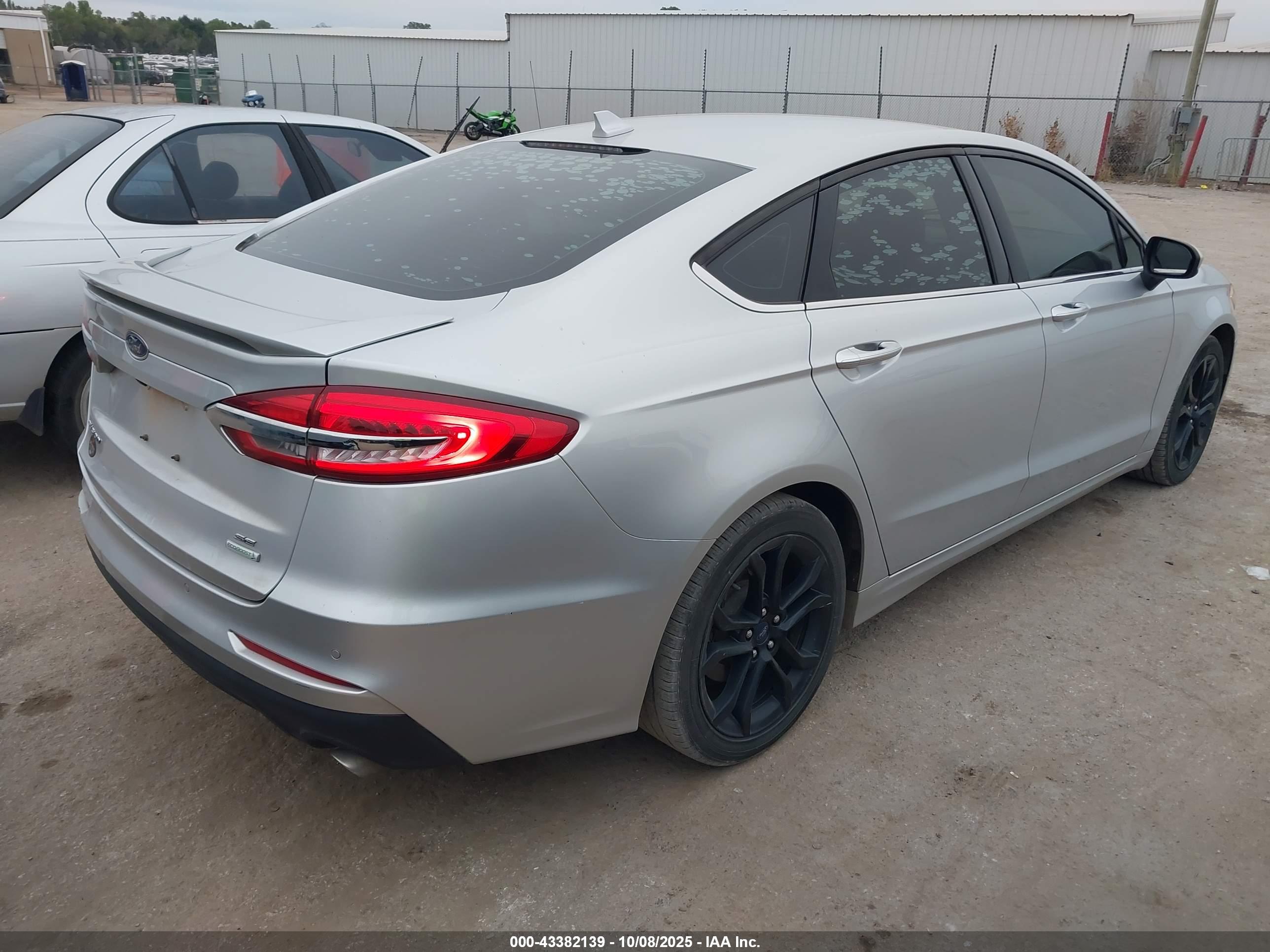 FORD FUSION image 4