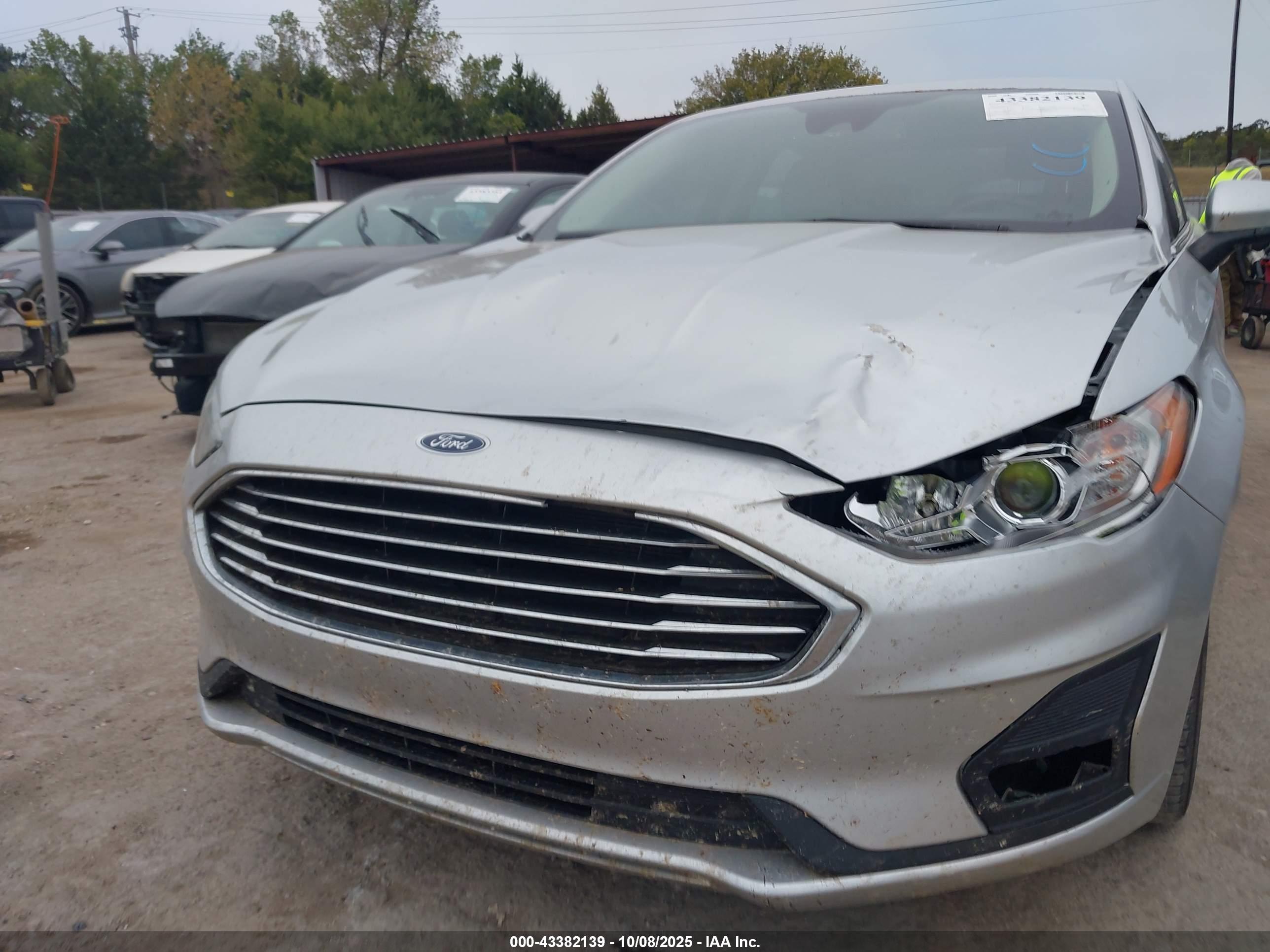 FORD FUSION image 6