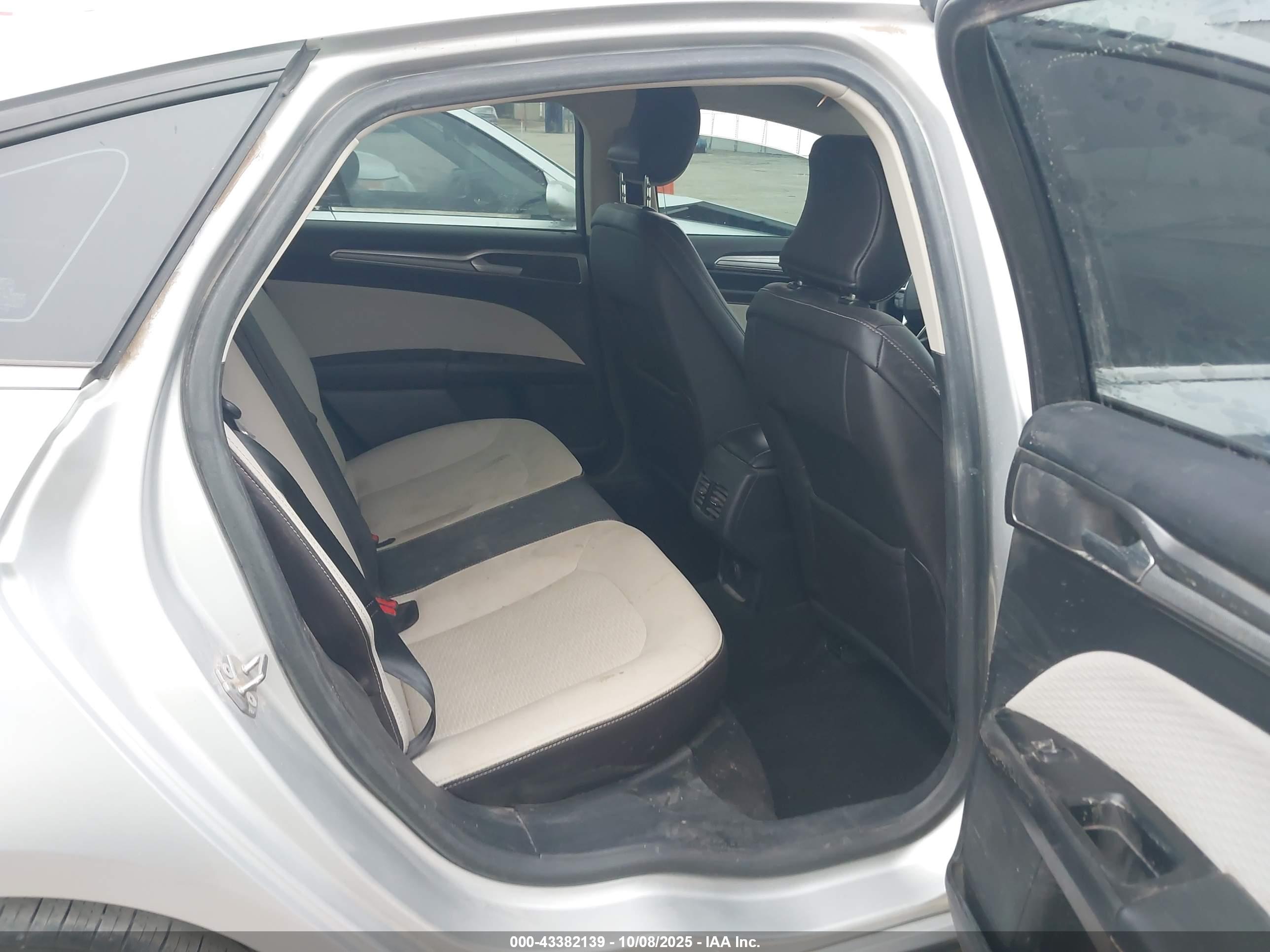 FORD FUSION image 8