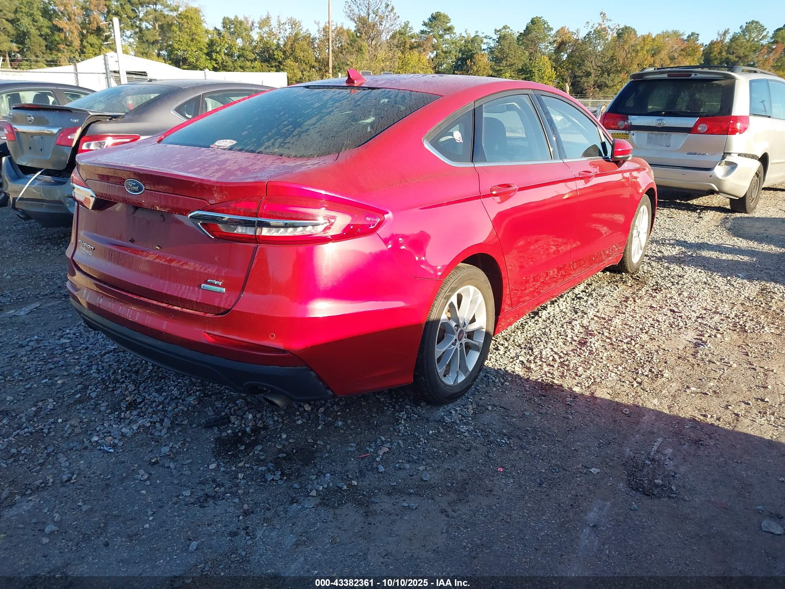 FORD FUSION image 4