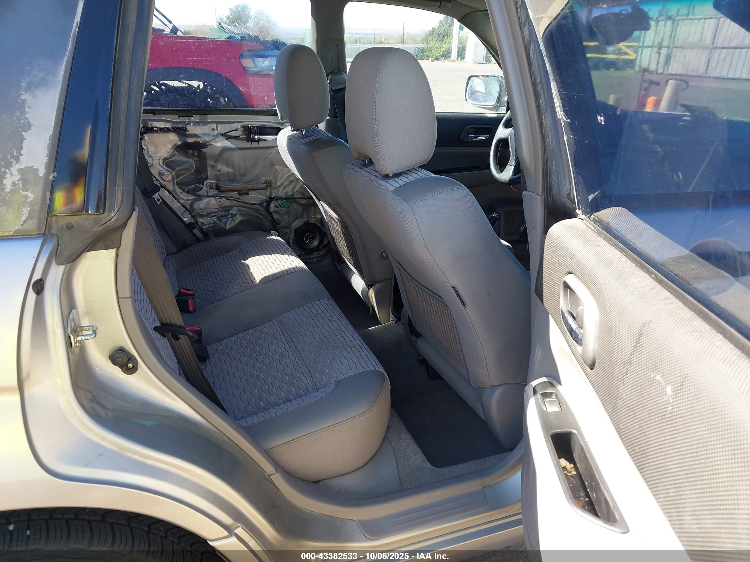 SUBARU FORESTER image 8