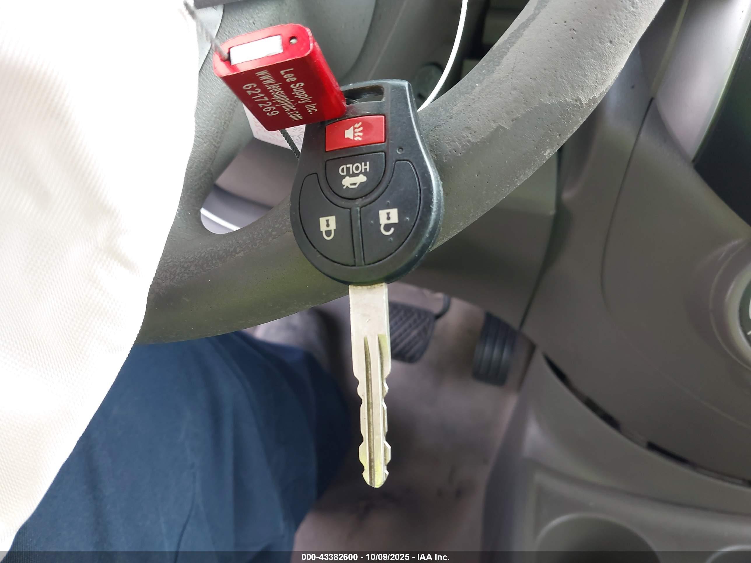 NISSAN VERSA image 11