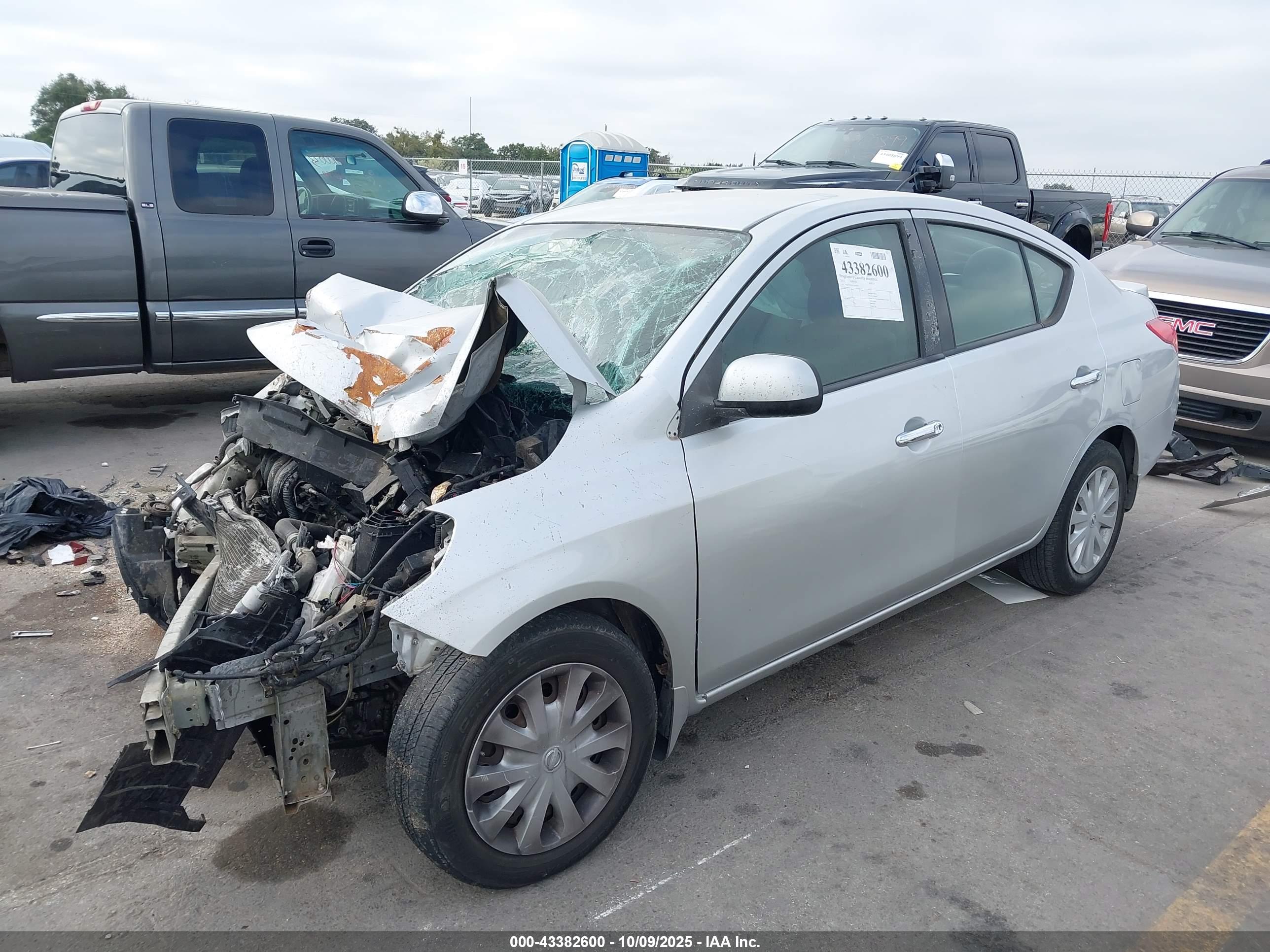 NISSAN VERSA image 2