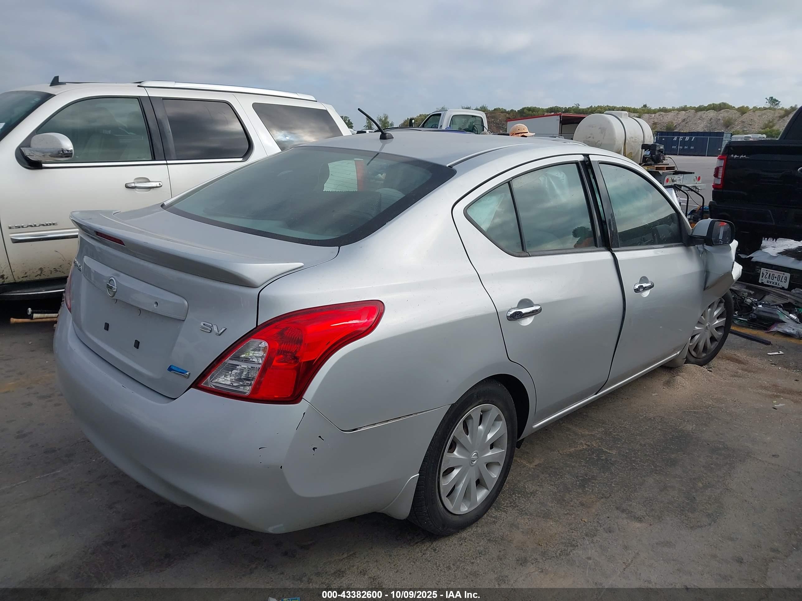 NISSAN VERSA image 4